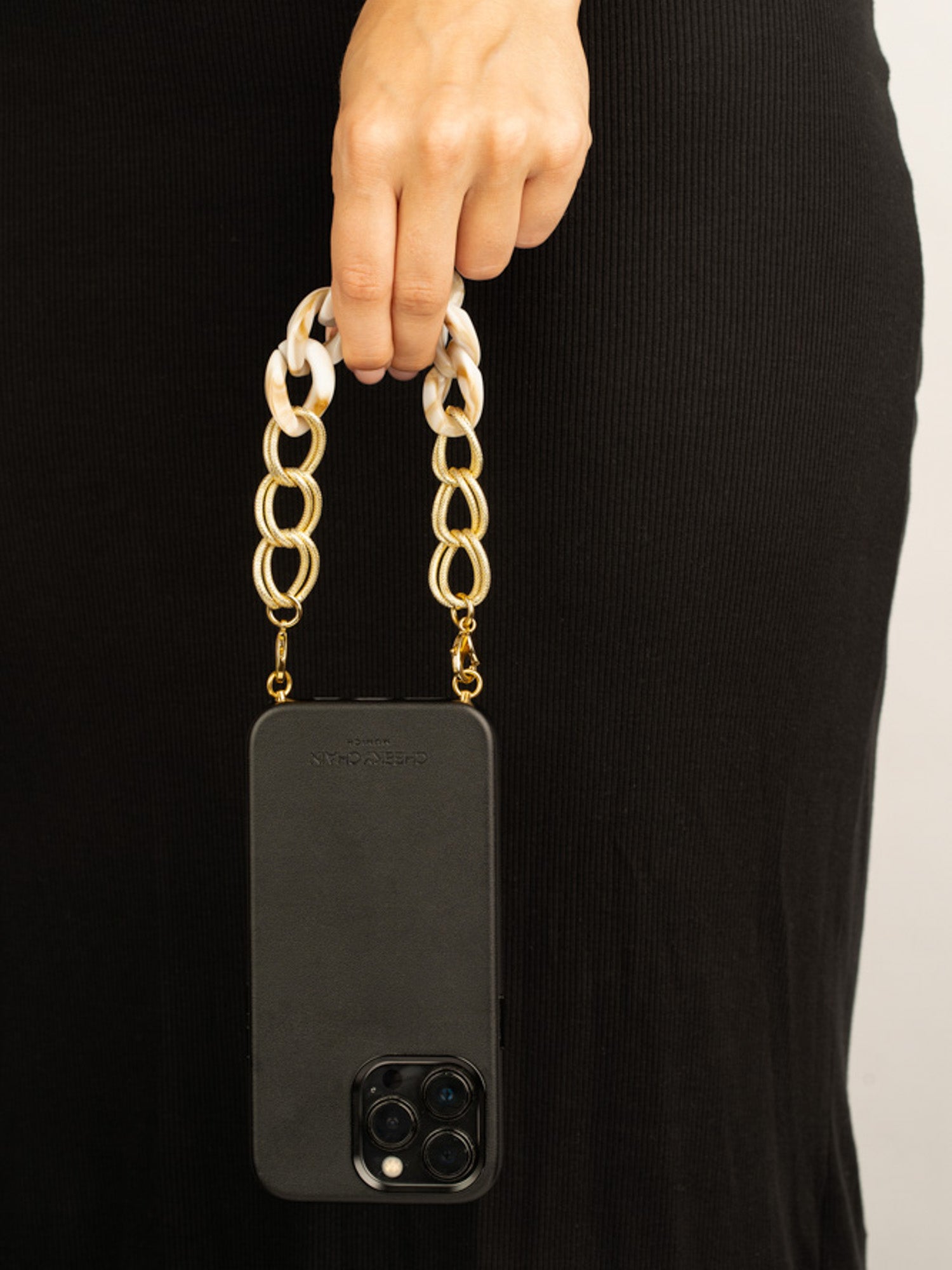 cheeky-chain-munich-handle-frida-kurze-handykette image 4