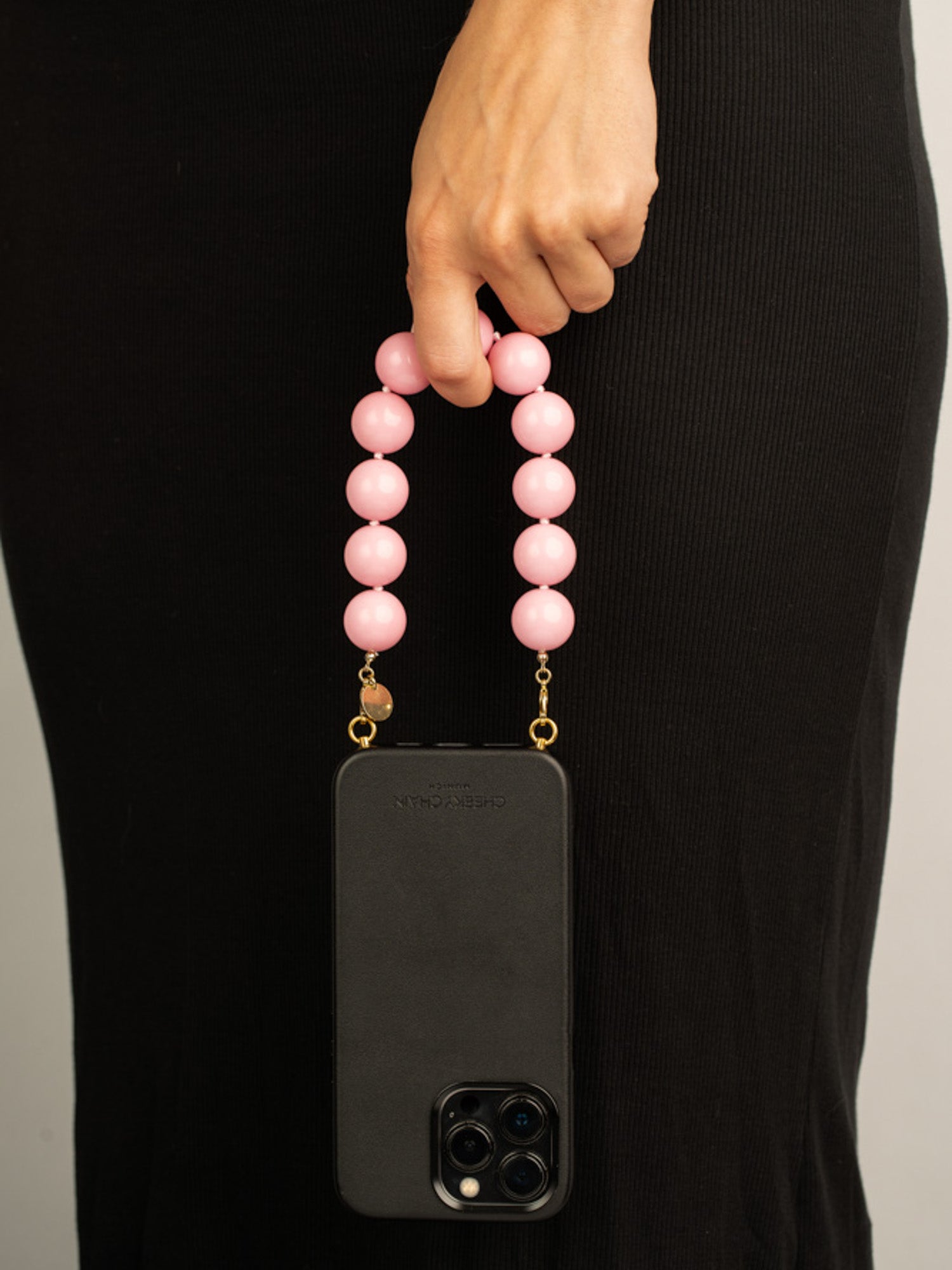 cheeky-chain-munich-handle-chain-wilma-rosa-kurze-handykette image 2