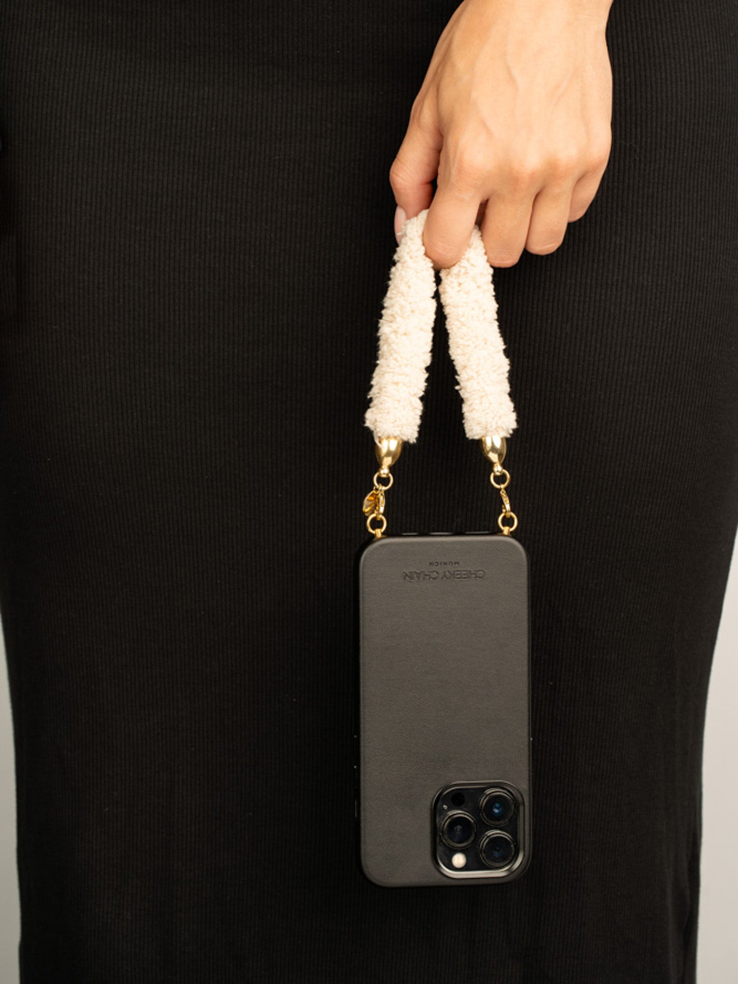 cheeky-chain-munich-handle-teddy-kurze-handykette-textil image 2