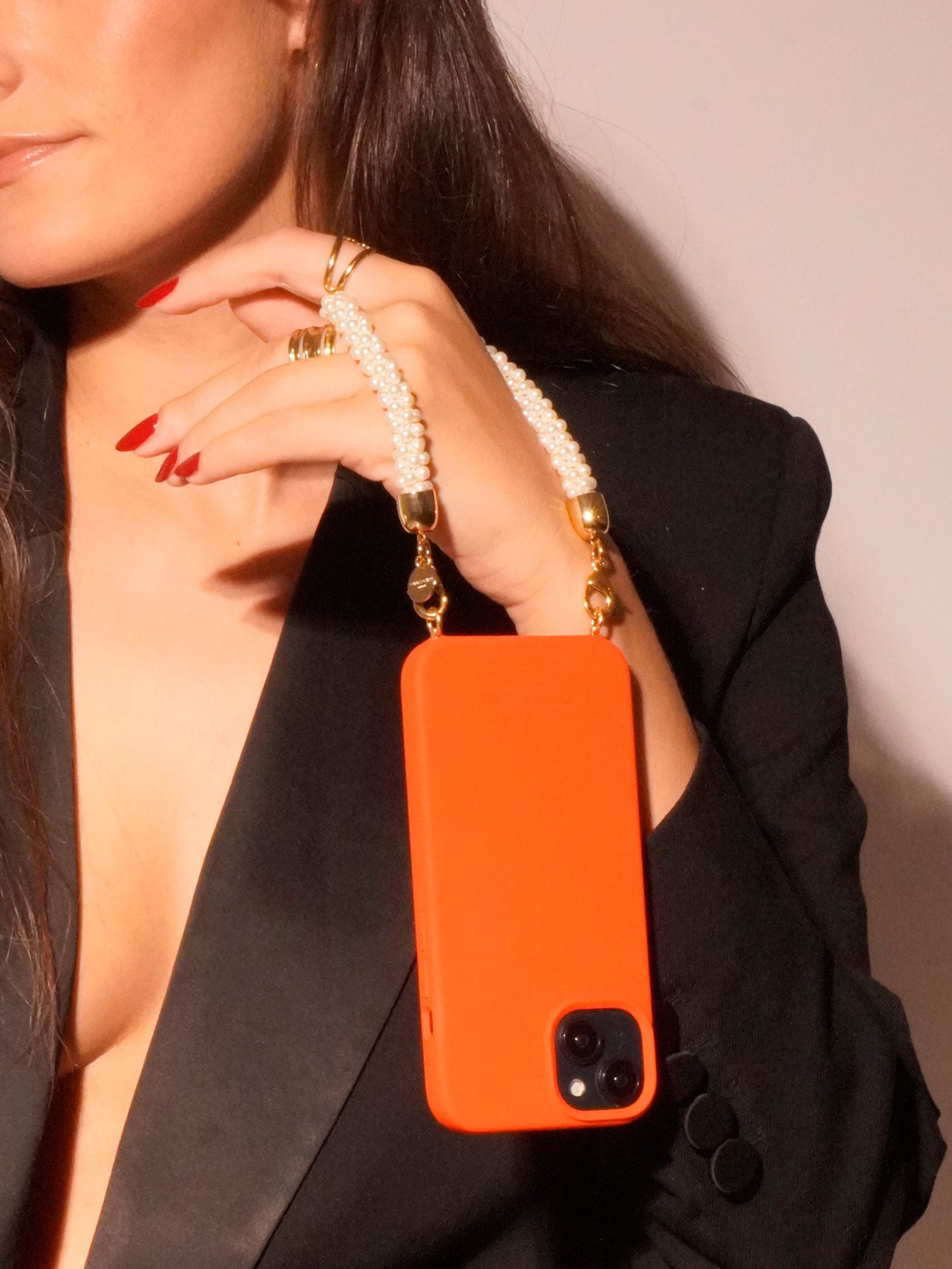 cheeky-chain-munich-handle-grace-kurze-handykette image 4