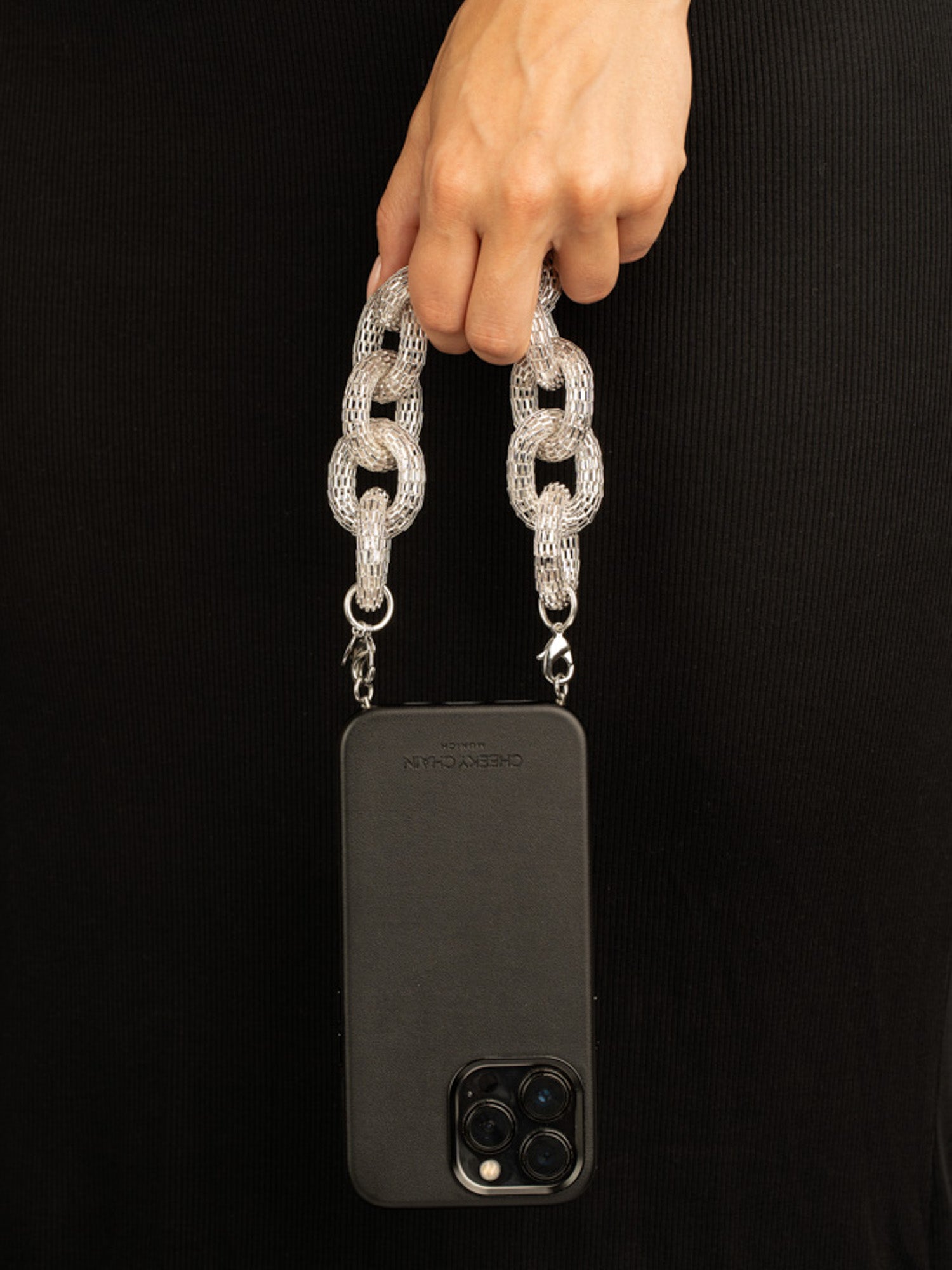 cheeky-chain-munich-handle-mesh-kurze-handykette image 4