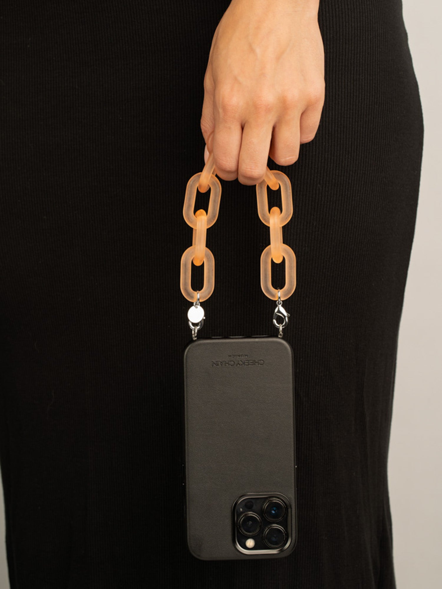 cheeky-chain-munich-handle-icy-big-kurze-handykette image 4