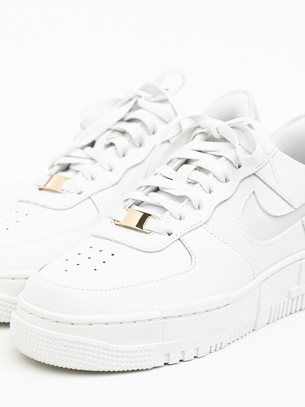 cheeky-chain-munich-sneaker-dubrae-plain-sneaker-schmuck-paar image 5