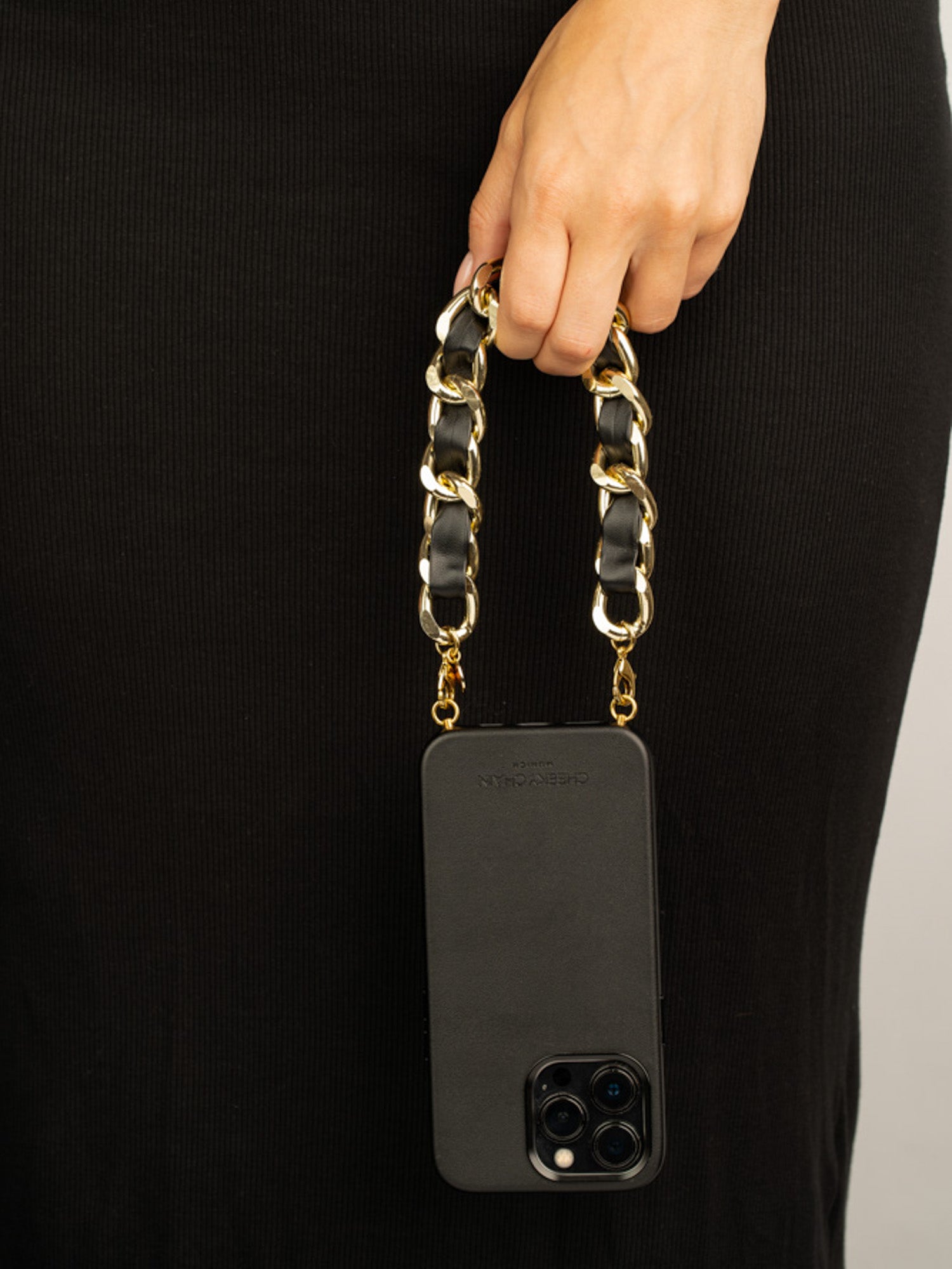 cheeky-chain-munich-handle-big-coco-kurze-handykette image 2