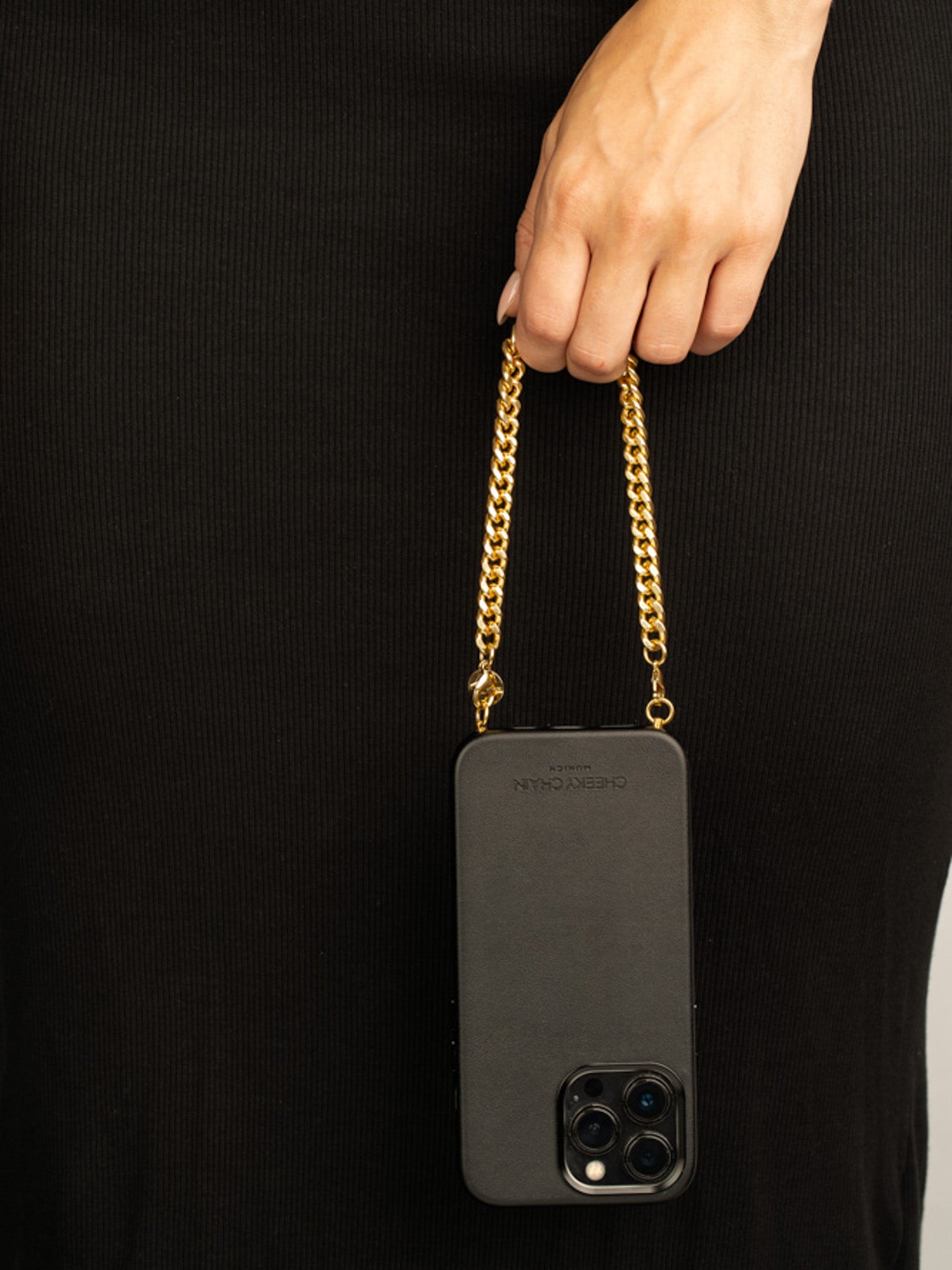 cheeky-chain-munich-handle-a-ap-kurze-handykette image 2
