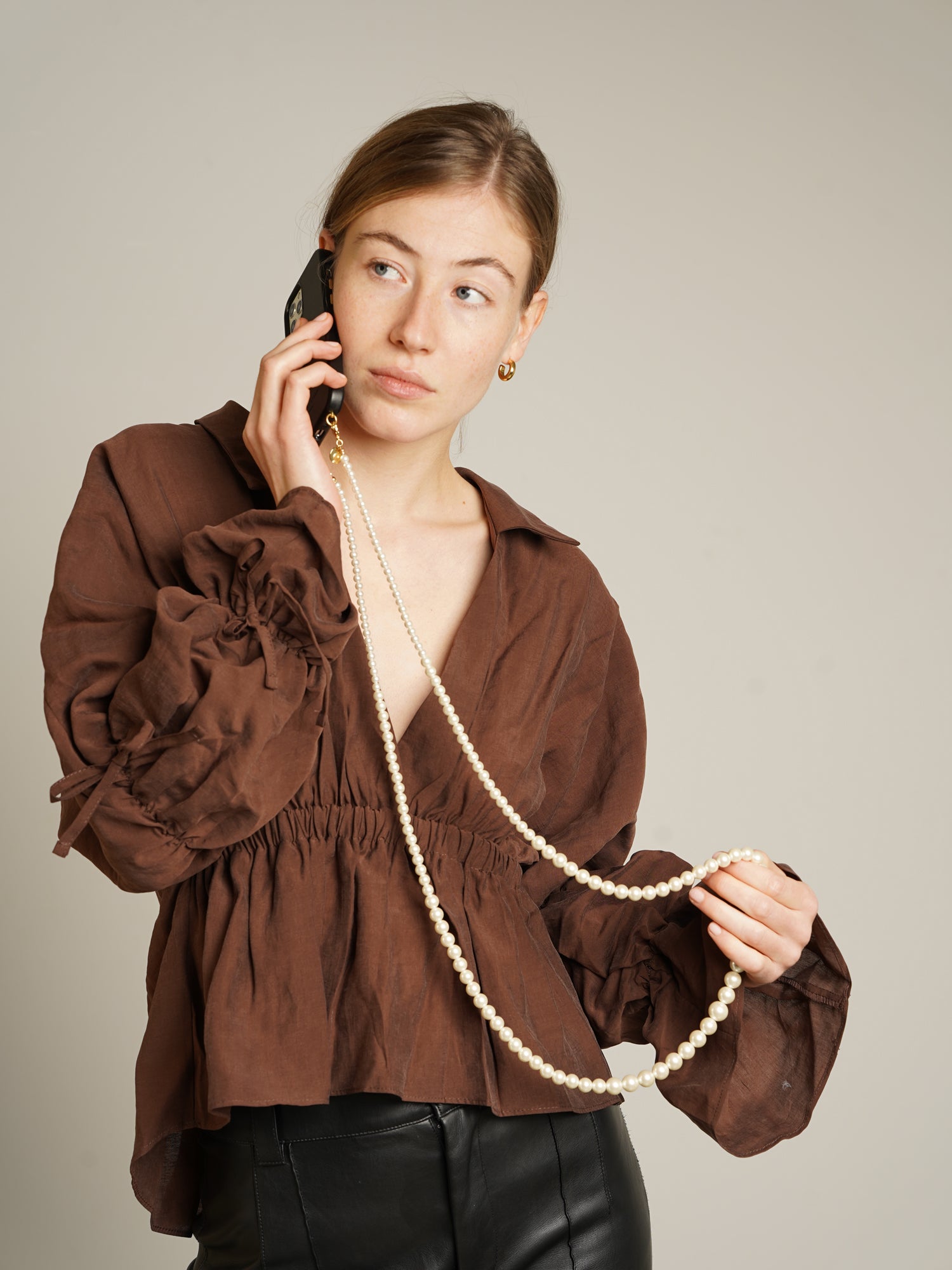 cheeky-chain-munich-crossbody-handykette-audrey-perlenkette-125-cm image 3