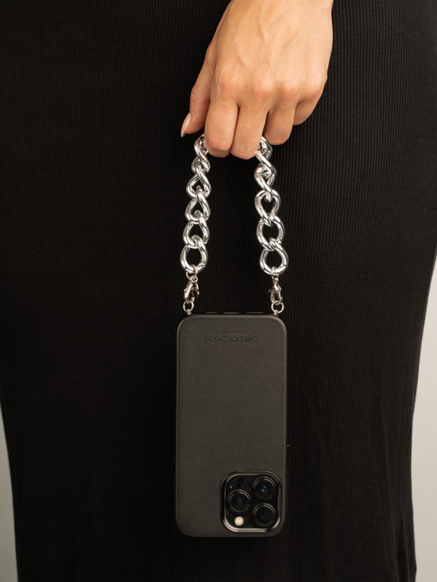 cheeky-chain-munich-handle-dubai-kurze-handykette image 4