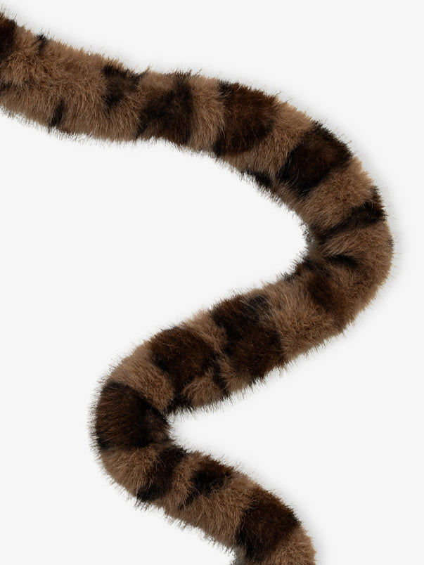 cheeky-chain-munich-crossbody-strap-fluffy-leo-flauschige-handykette image 2