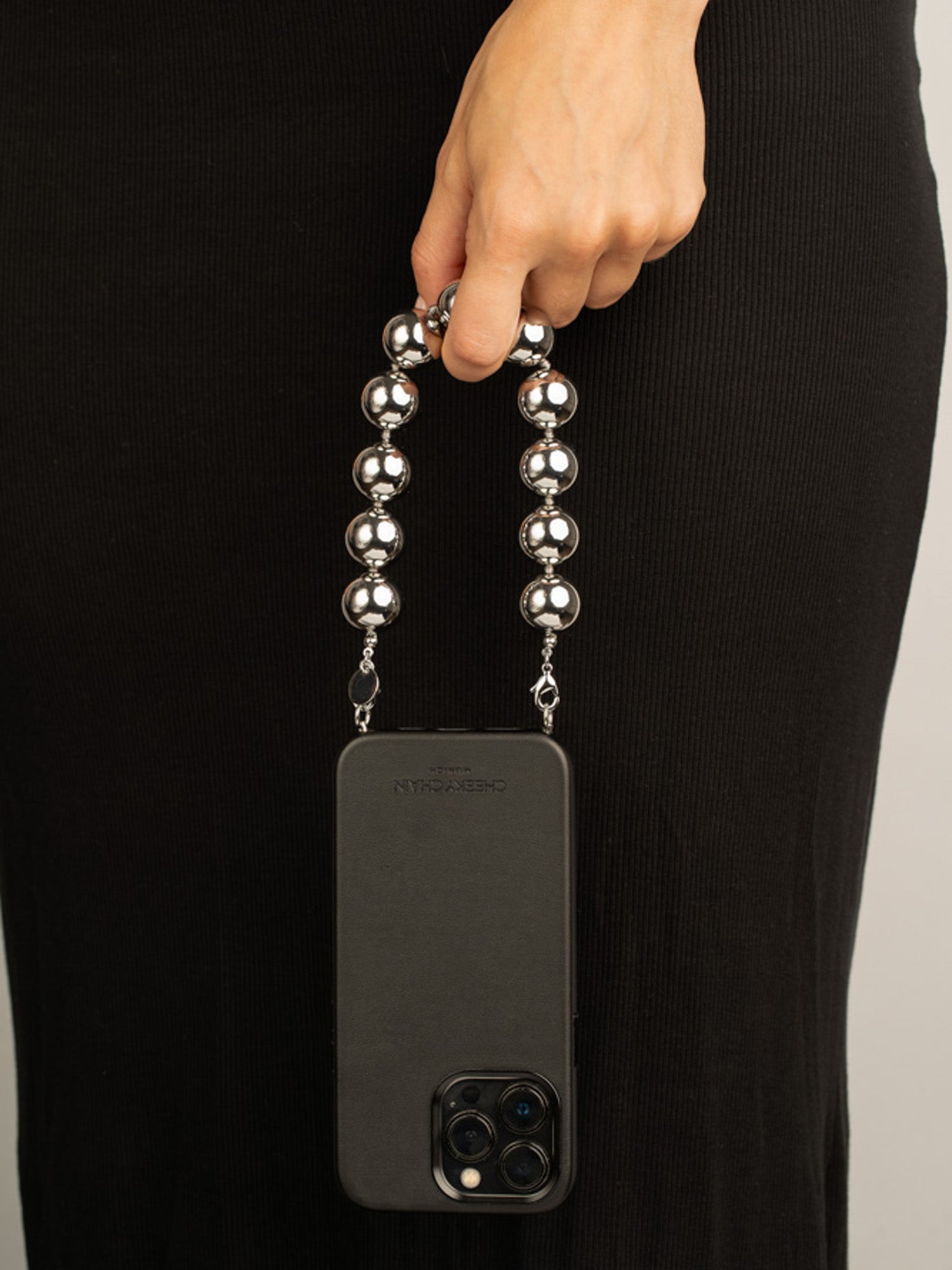cheeky-chain-munich-handle-wilma-kurze-handykette-acryl image 2