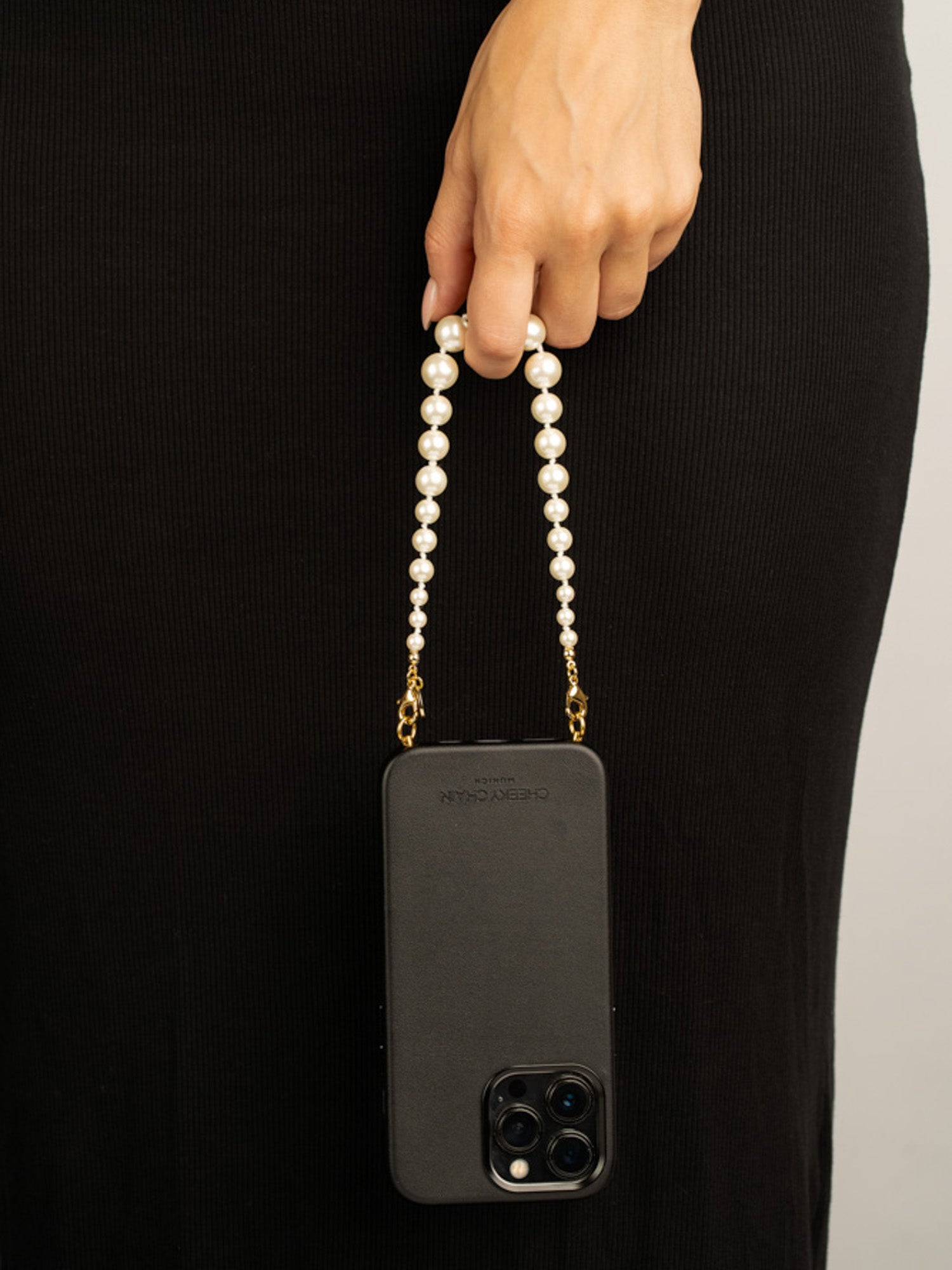 cheeky-chain-munich-handle-audrey-kurze-handykette image 2