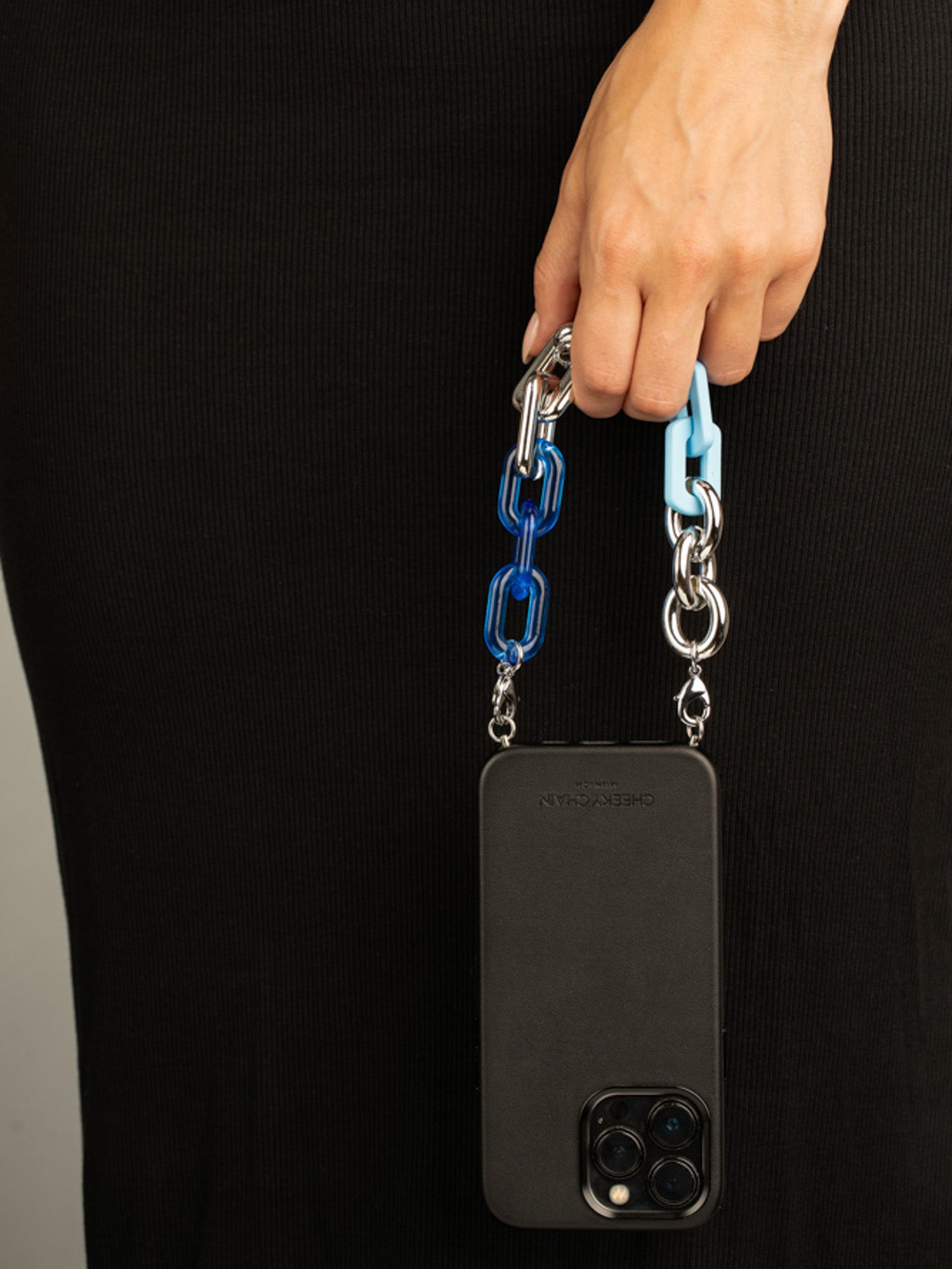 cheeky-chain-munich-handle-funky-kurze-handy-handgelenkkette image 2