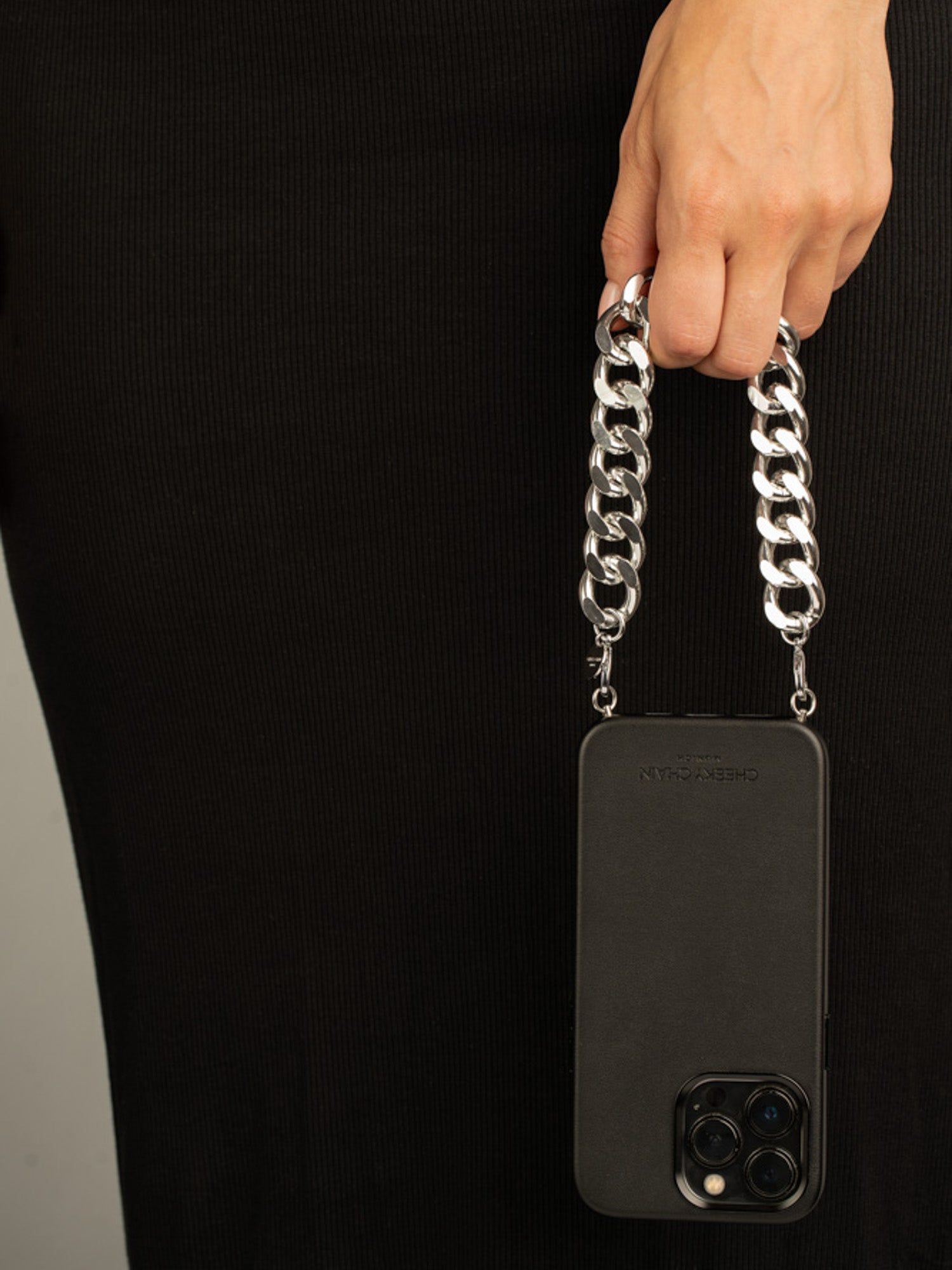 cheeky-chain-munich-handle-big-a-ap-kurze-handykette image 4