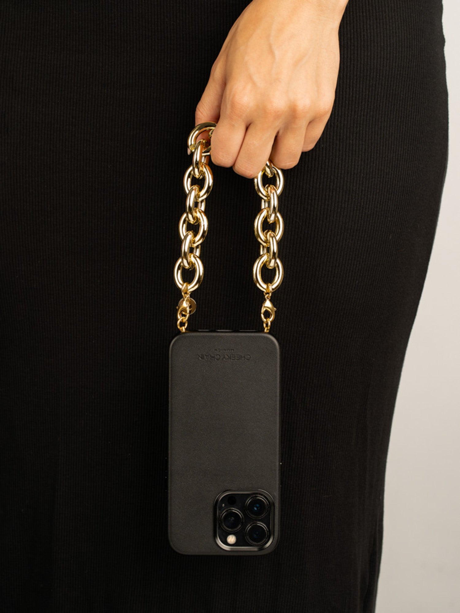 cheeky-chain-munich-handle-chunky-kurze-handykette-acryl image 2