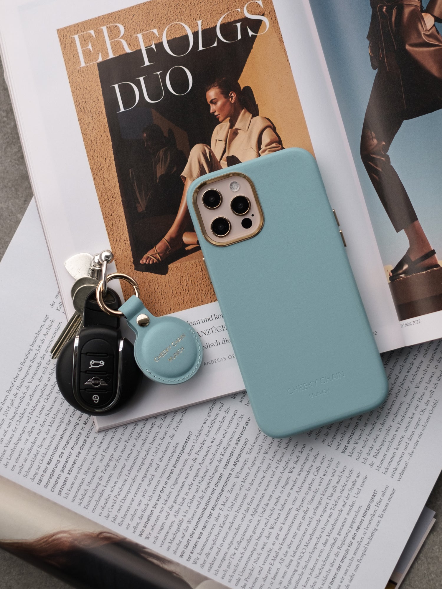 cheeky-chain-munich-airtag-h-lle-aus-veganem-leder-mit-karabiner image 8