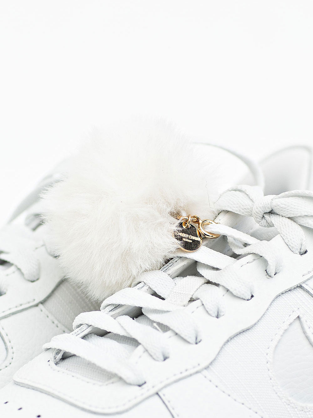 cheeky-chain-munich-sneaker-charm-pom-anh-nger-aus-fellimitat image 1