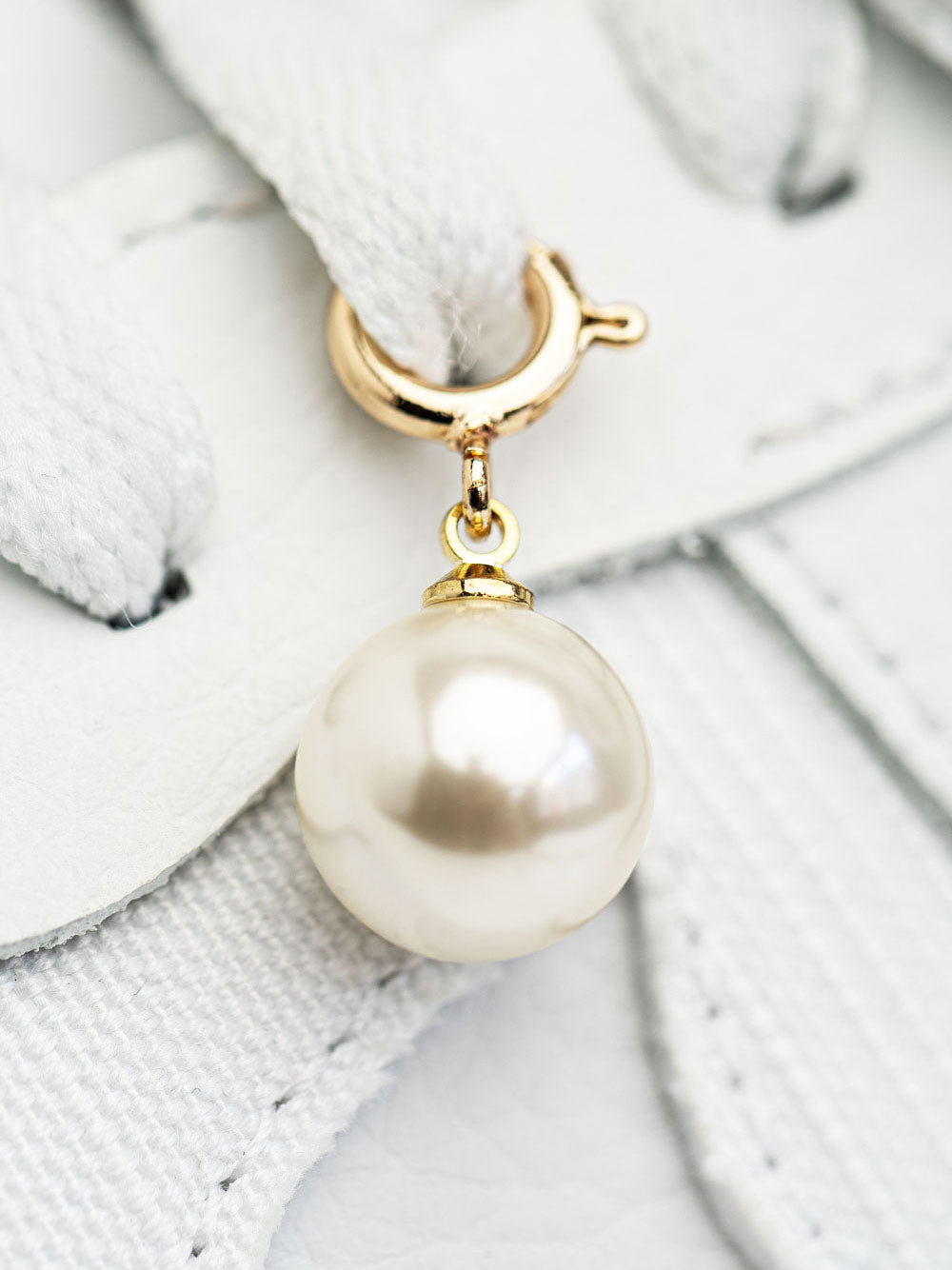 cheeky-chain-munich-sneaker-charm-pearl-clip-schmuck image 1