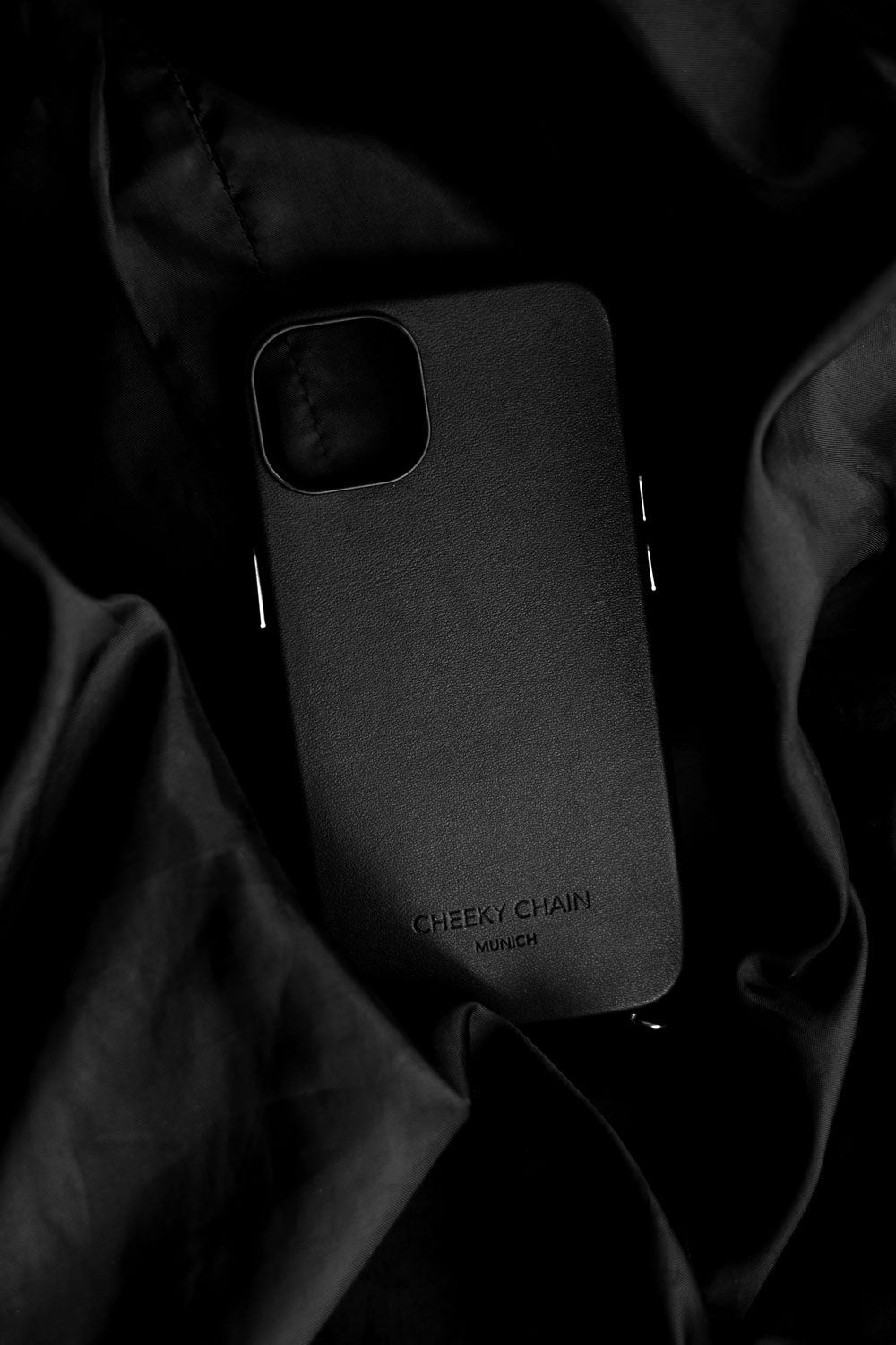 cheeky-chain-munich-vegan-leather-case-black-iphone-13-mini image 6