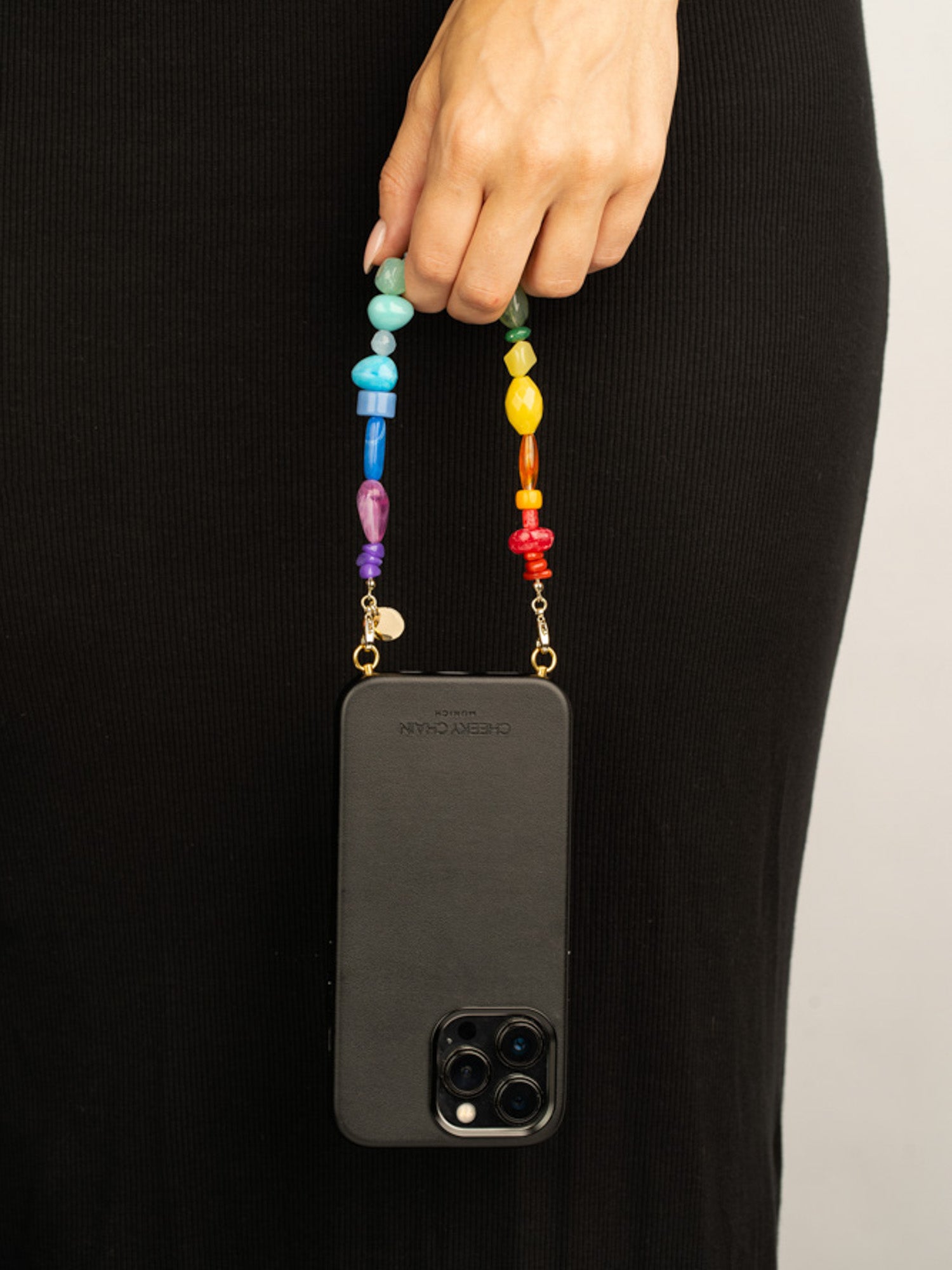 cheeky-chain-munich-handle-ibiza-kurze-handykette image 2
