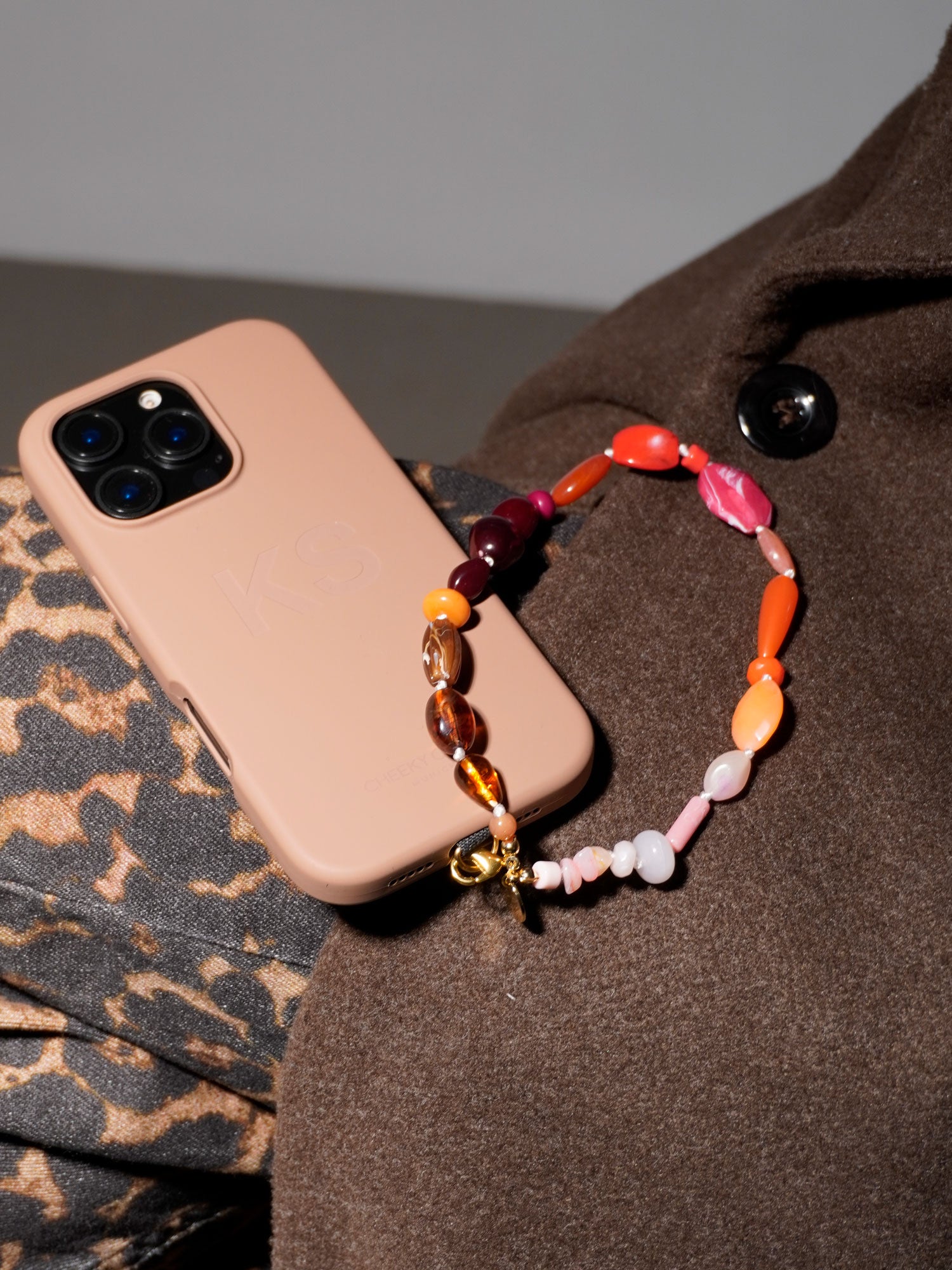 cheeky-chain-munich-handyanh-nger-terra-perlen-charm image 3