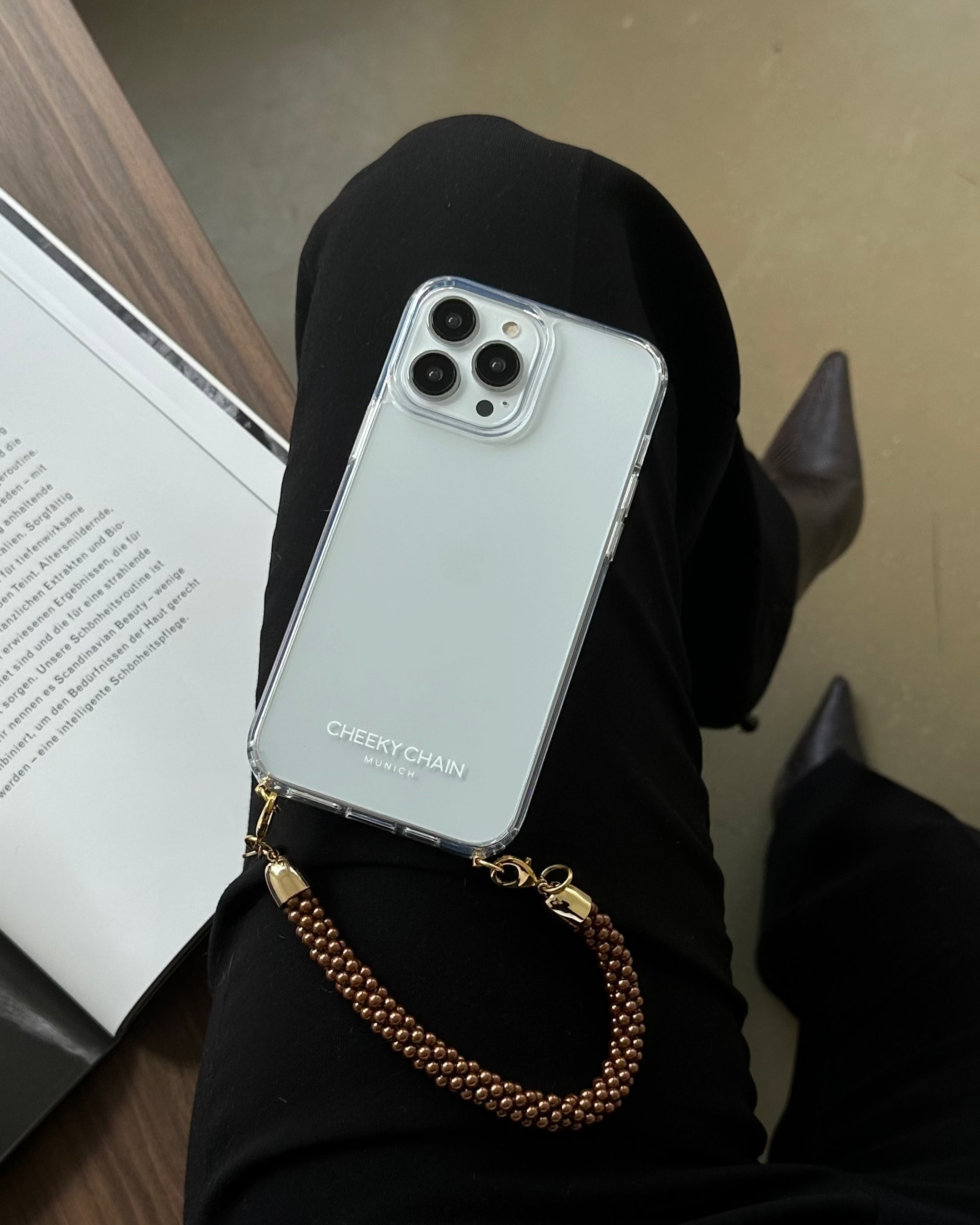 cheeky-chain-munich-handle-grace-kurze-handykette image 1