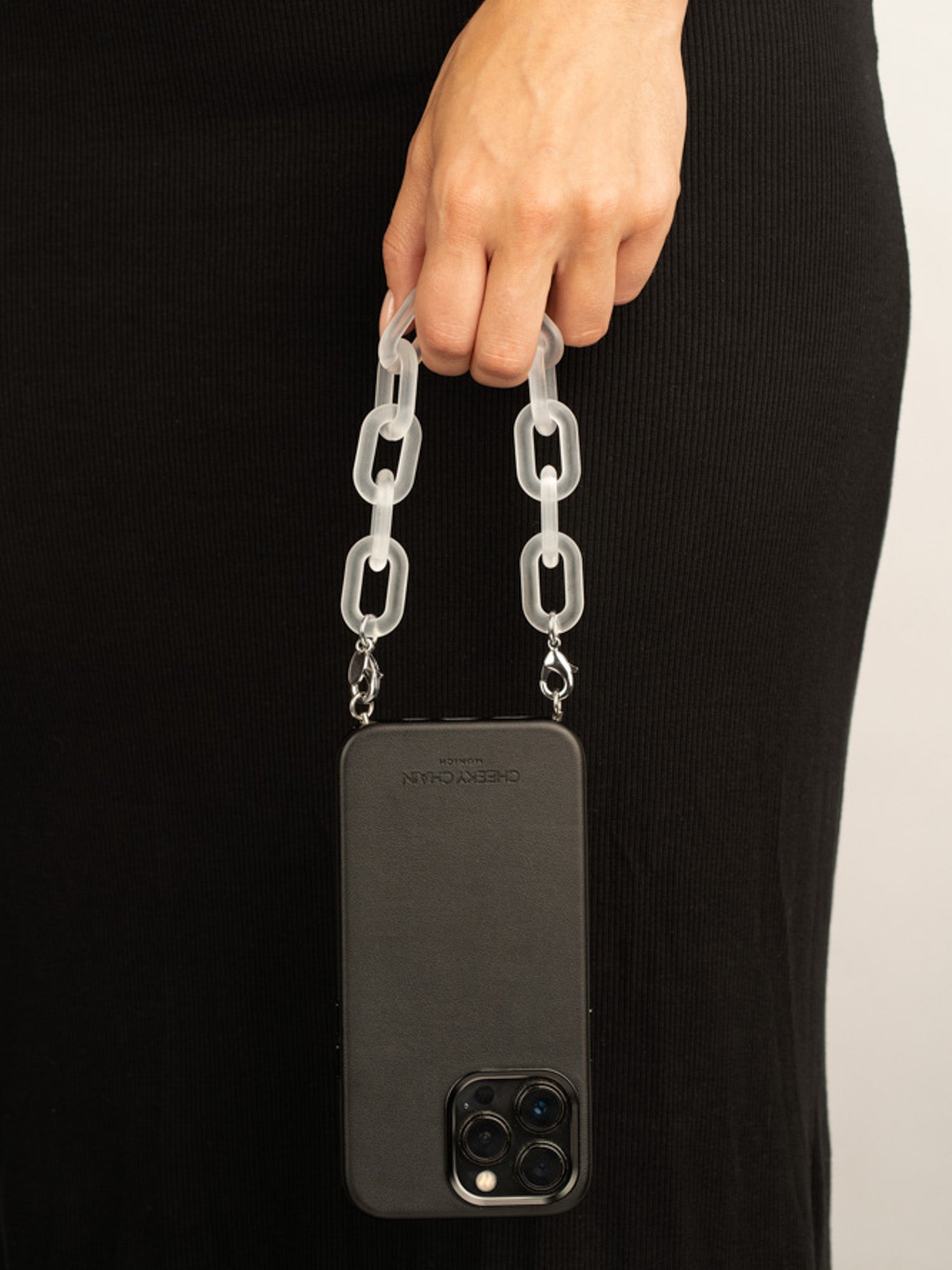 cheeky-chain-munich-handle-icy-small-kurze-handy-kette-aus-acryl image 2