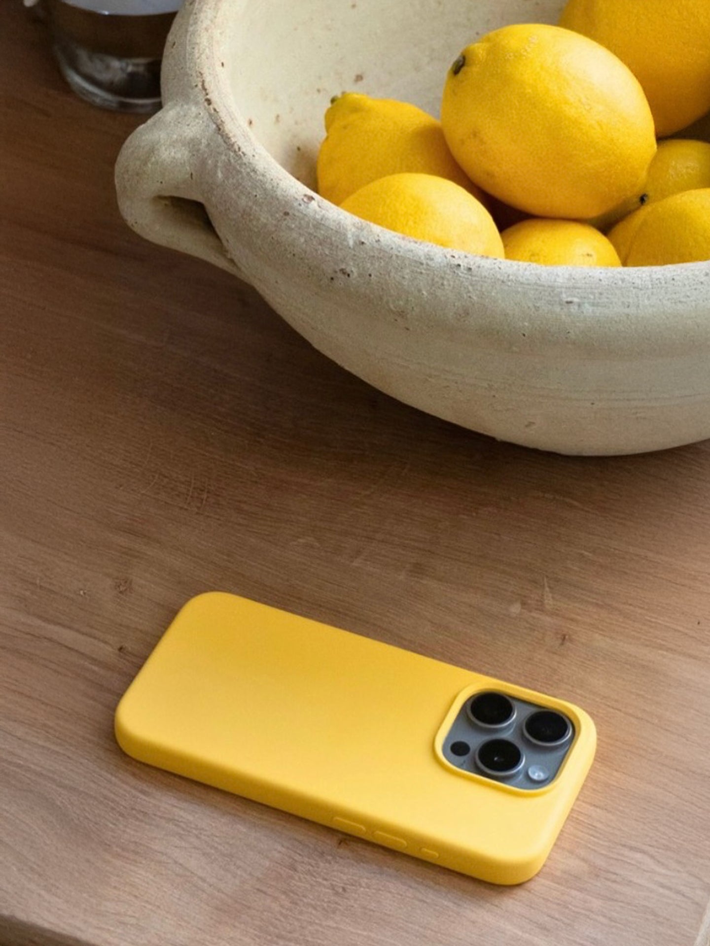 cheeky-chain-munich-silicone-case-lemon-yellow-f-r-iphone-14 image 2