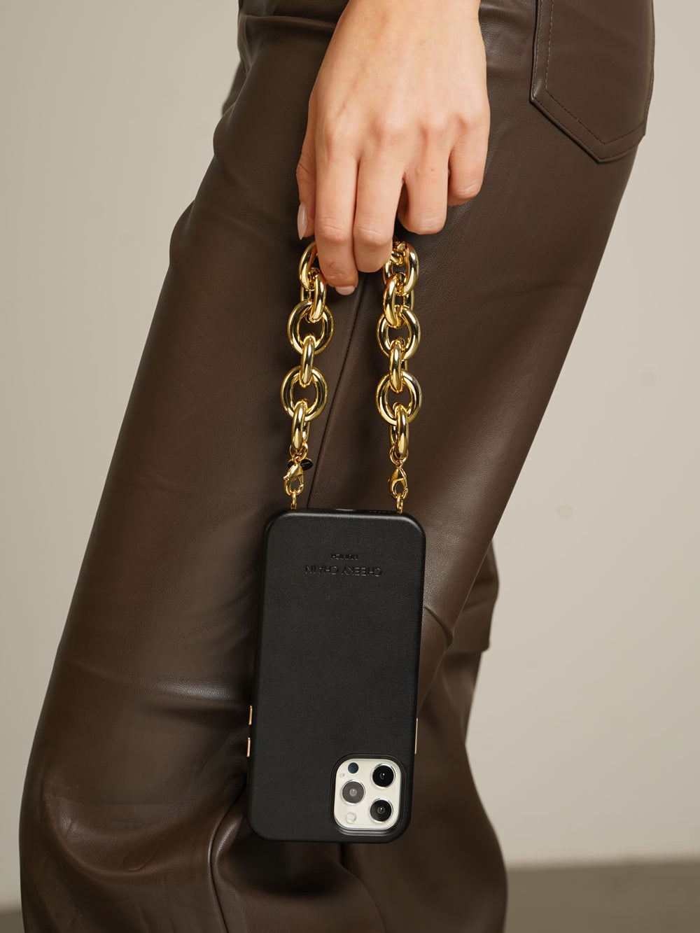 cheeky-chain-munich-handle-chunky-kurze-handykette-acryl image 3