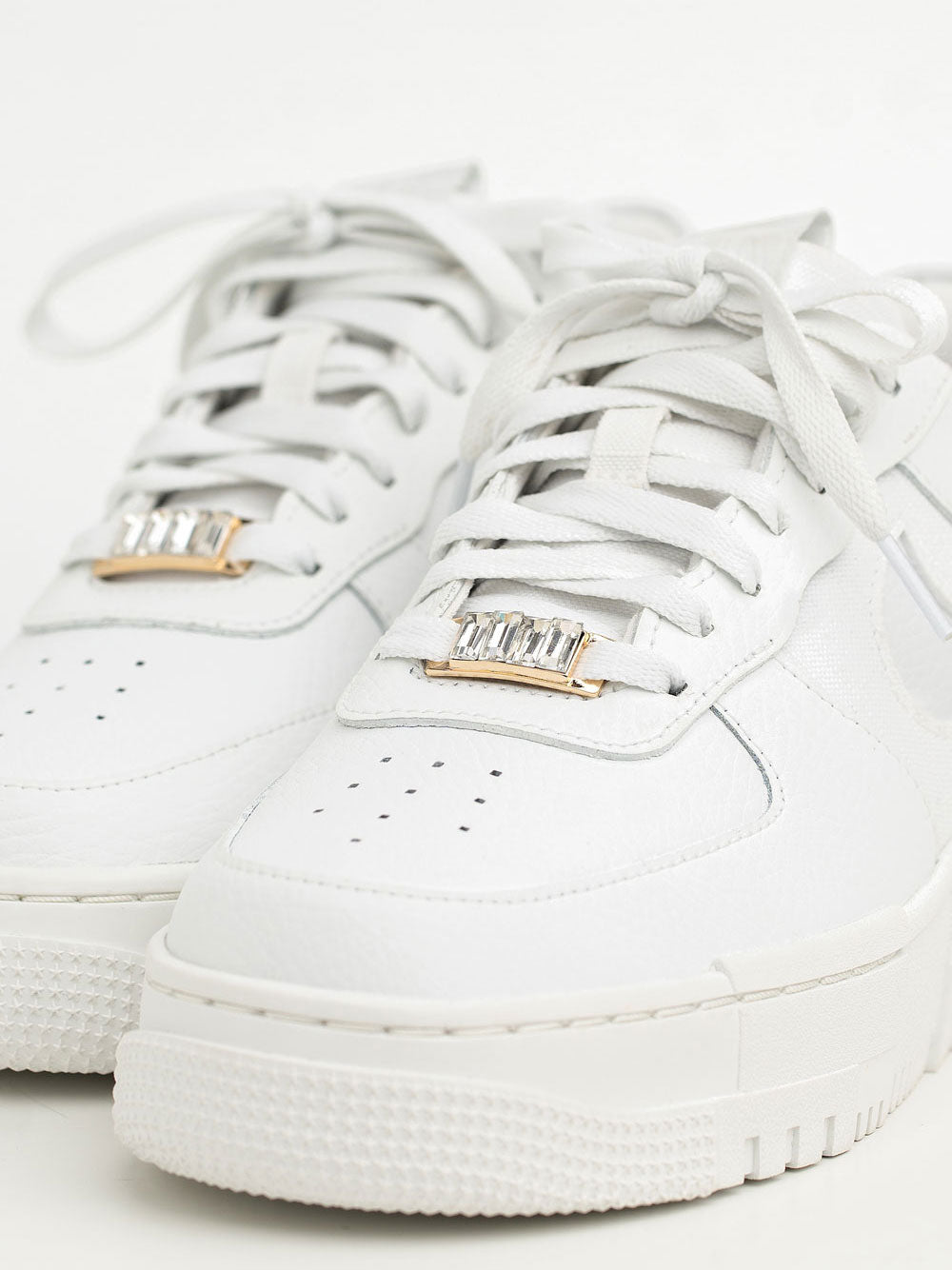 cheeky-chain-munich-sneaker-dubrae-baguette-sneaker-schmuck image 2