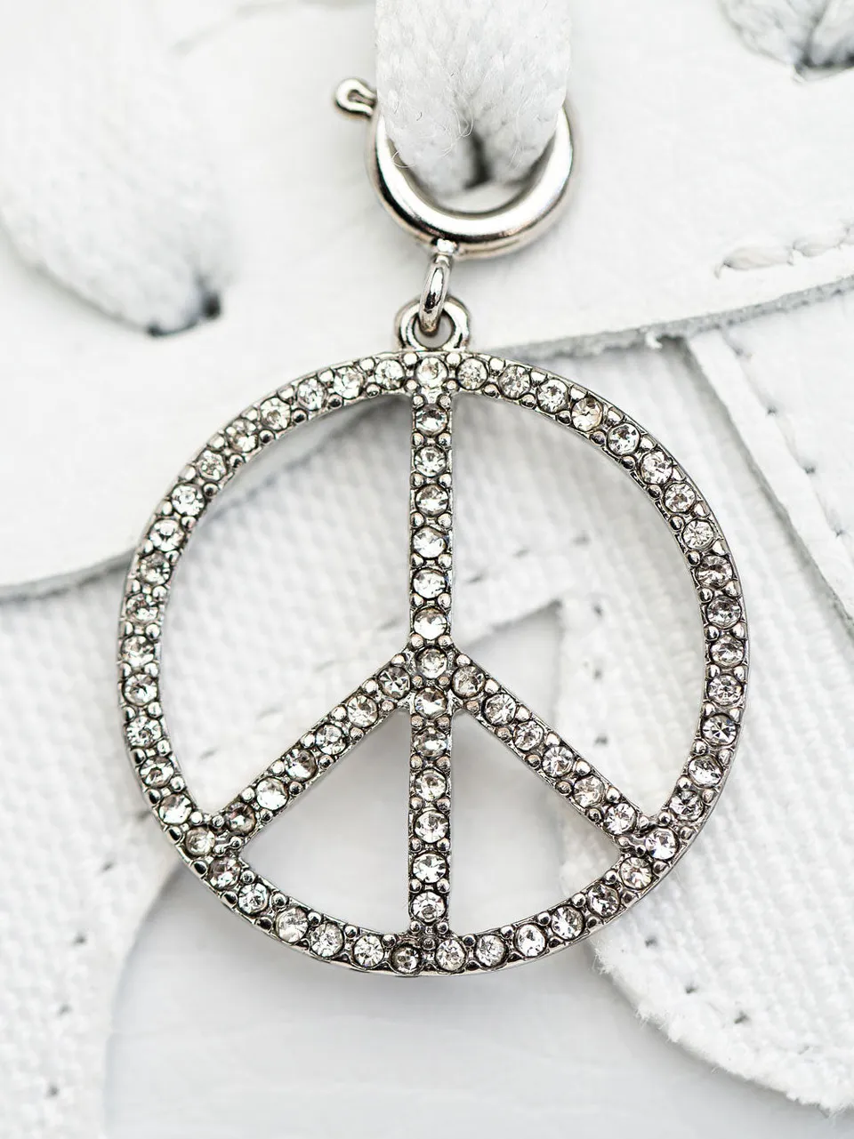 cheeky-chain-munich-sneaker-charm-peace-einzeln image 1