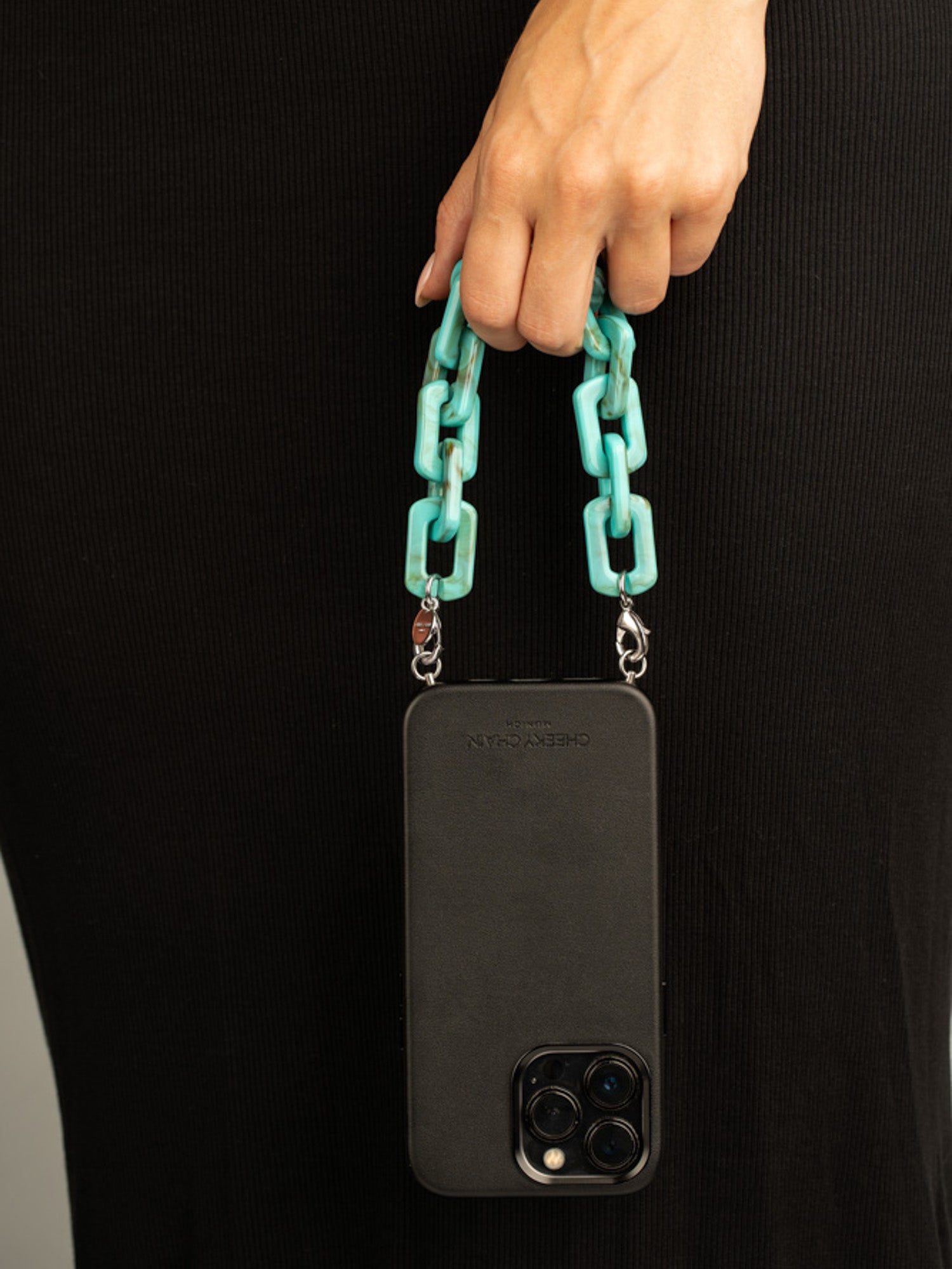 cheeky-chain-munich-handle-kelly-kurze-handykette-26-cm image 2