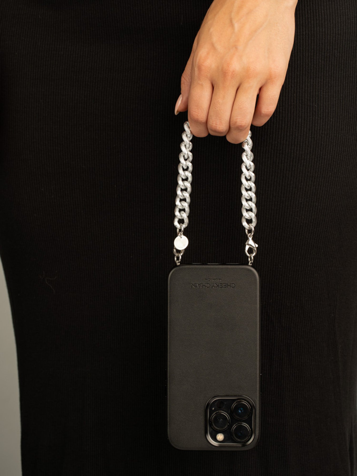 cheeky-chain-munich-handle-roxanne-kurze-handykette image 2