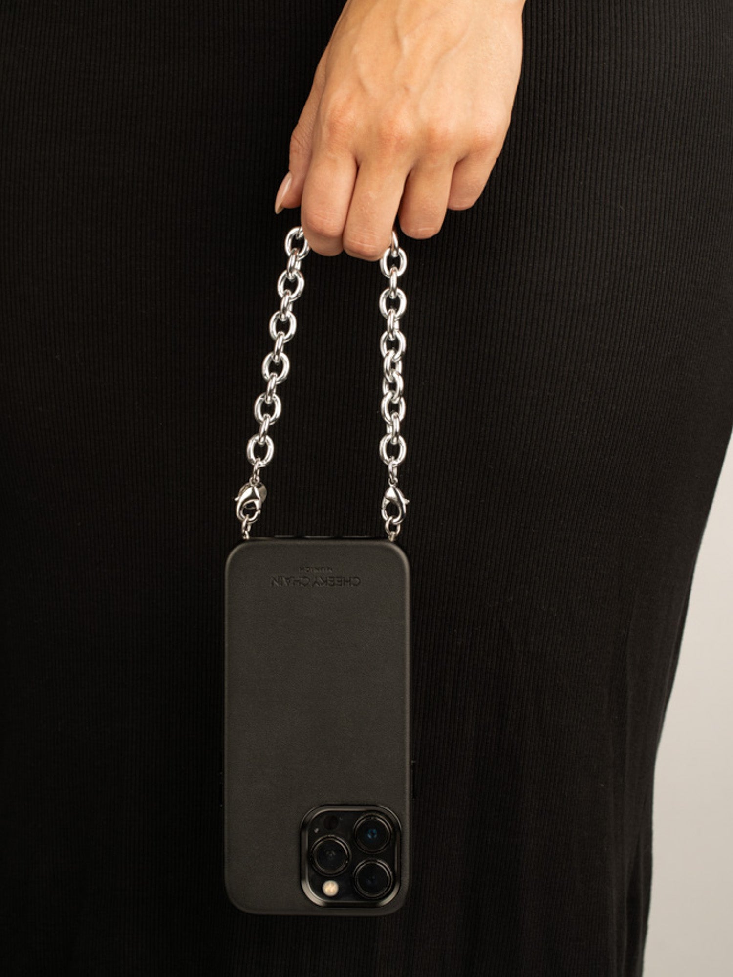 cheeky-chain-munich-handle-mary-kurze-handy-handschlaufe image 4