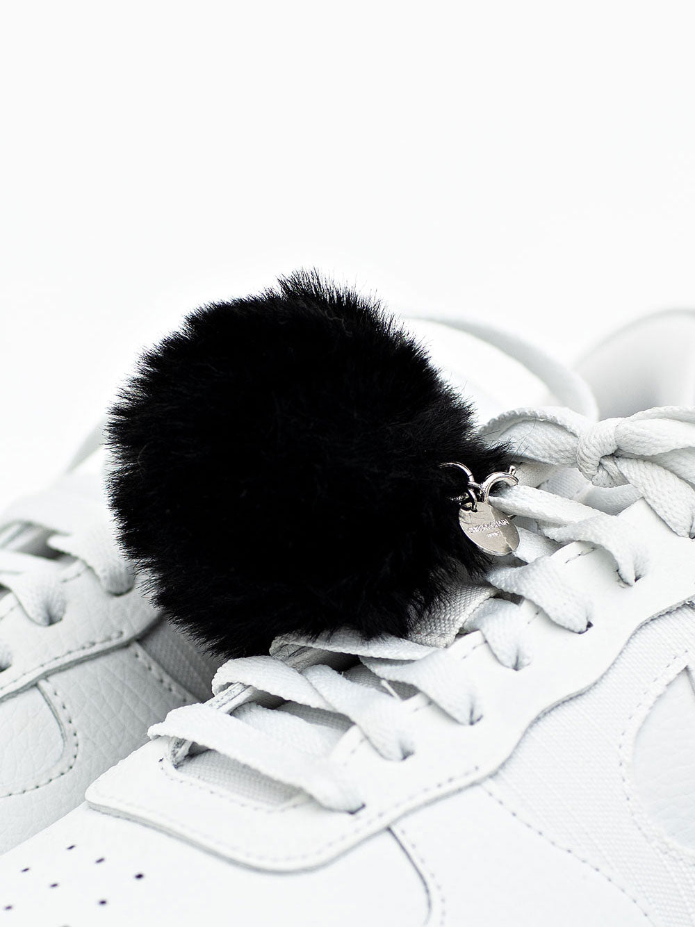 cheeky-chain-munich-sneaker-charm-pom-anh-nger-aus-fellimitat image 2