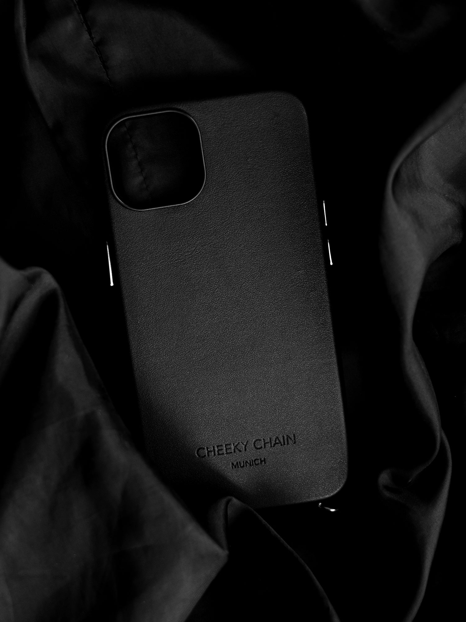 cheeky-chain-munich-vegan-leather-case-black-f-r-iphone-14-plus image 7