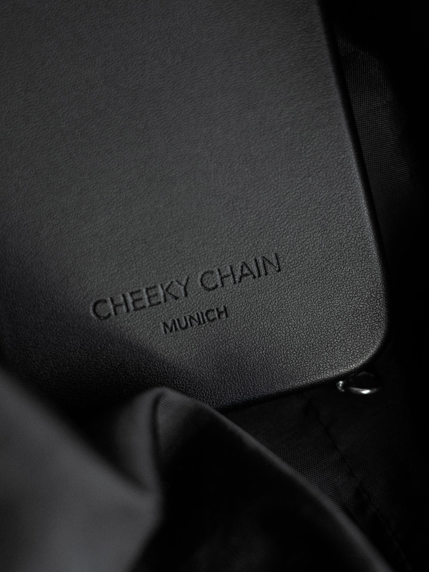 cheeky-chain-munich-vegan-leather-case-black-f-r-iphone-14-plus image 6
