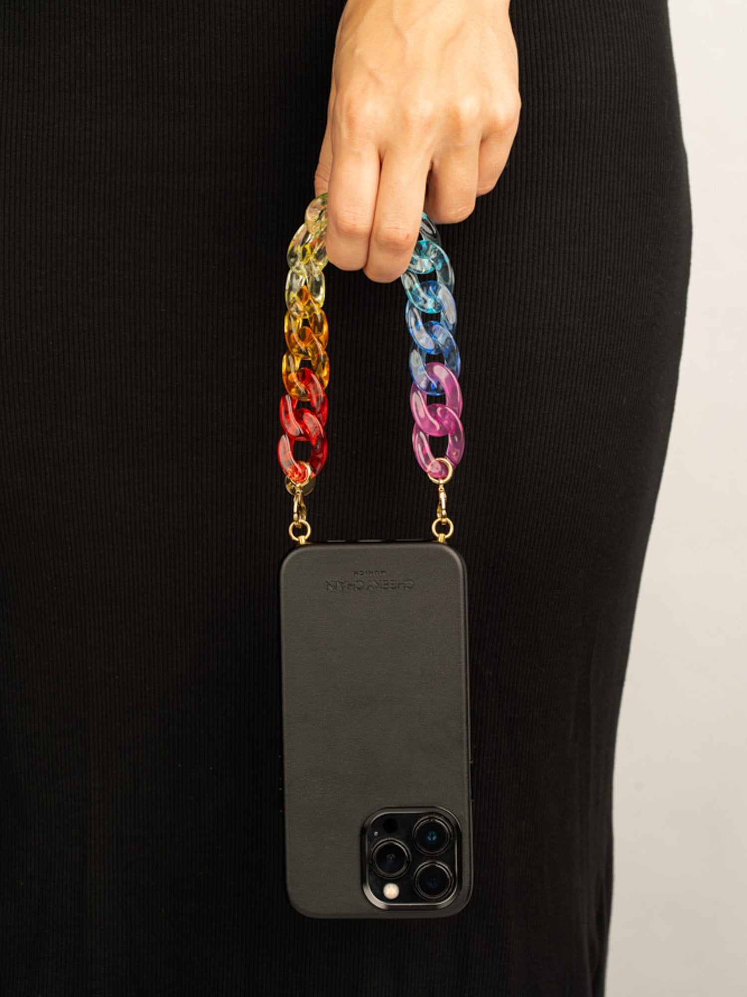 cheeky-chain-munich-handle-rainbow-pride-edition-kurze-handykette image 2