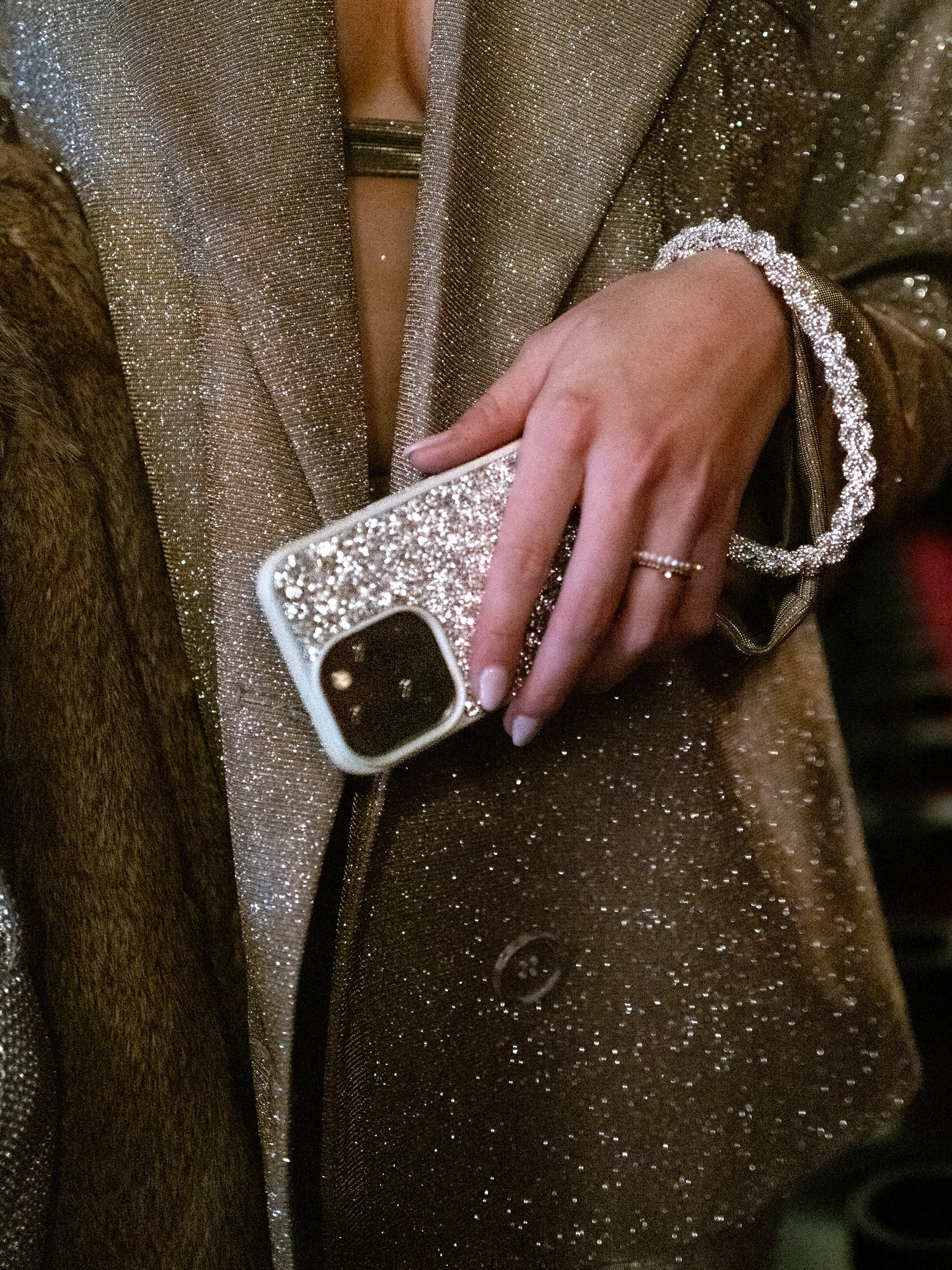 cheeky-chain-munich-crystals-case-silver-f-r-iphone-15 image 7