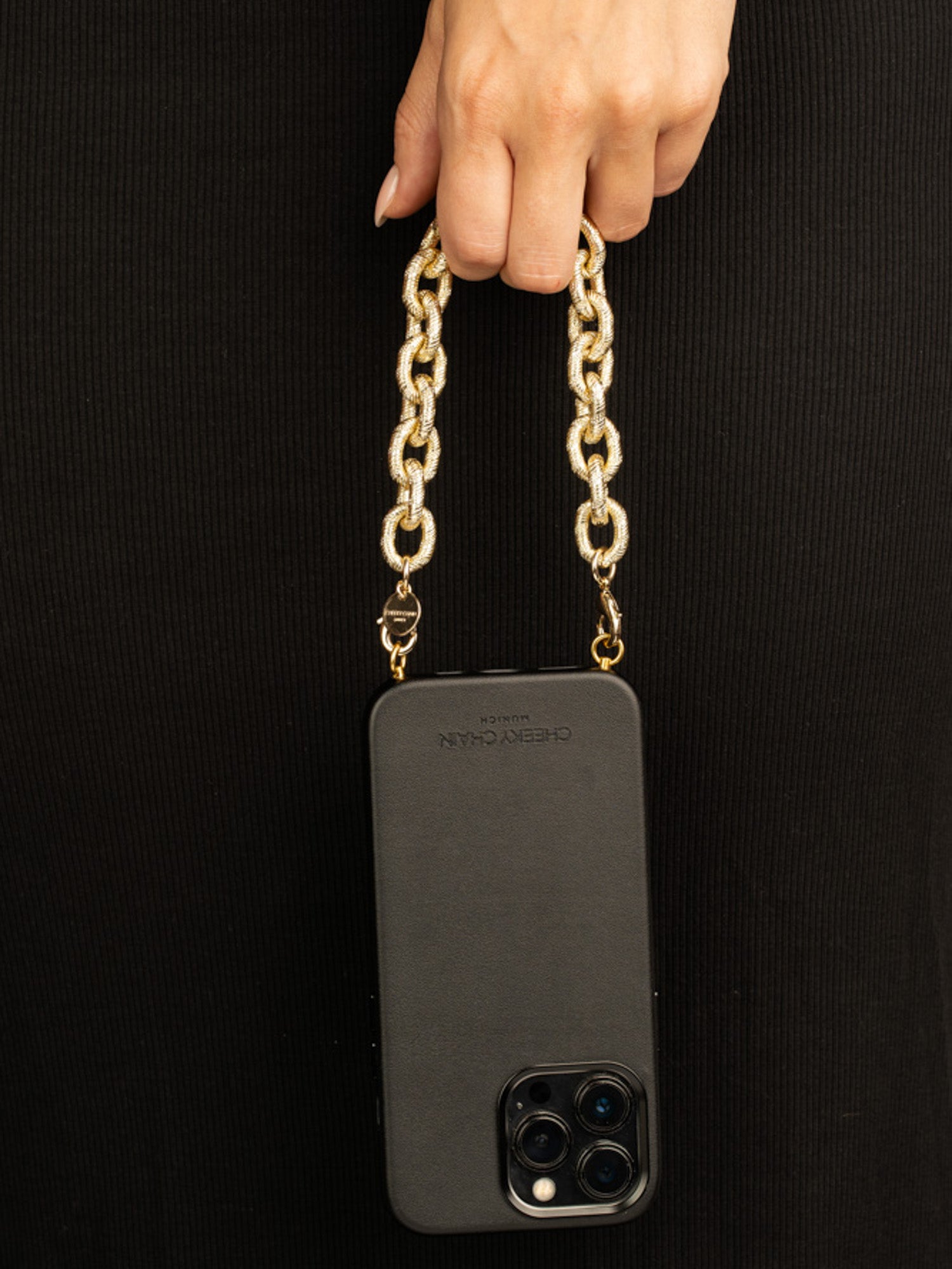 cheeky-chain-munich-handle-abu-dhabi-kurze-handy-kette-aus-messing image 2