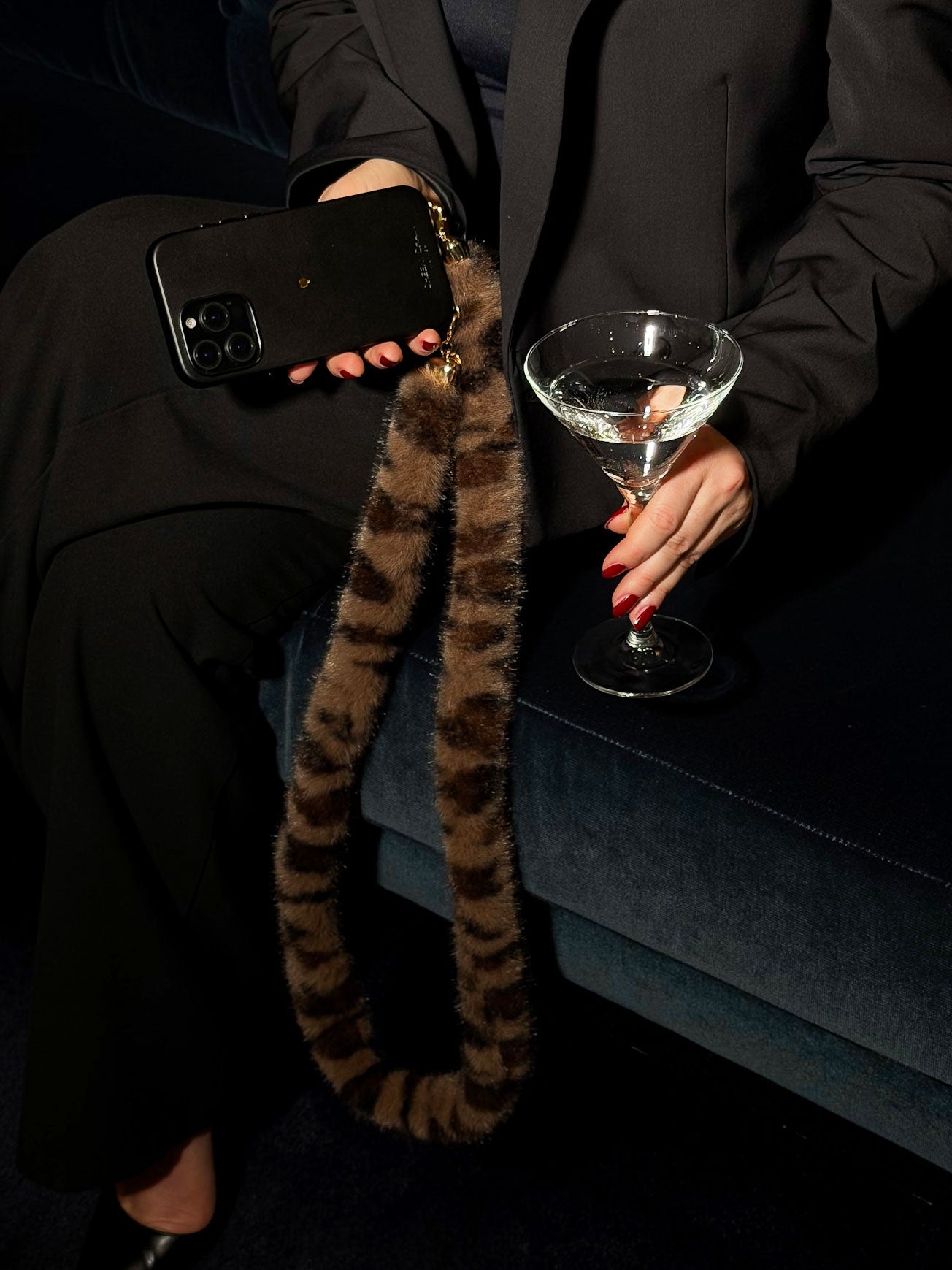 cheeky-chain-munich-crossbody-strap-fluffy-leo-flauschige-handykette image 3