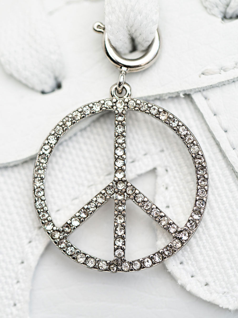 cheeky-chain-munich-sneaker-charm-peace-einzeln image 1