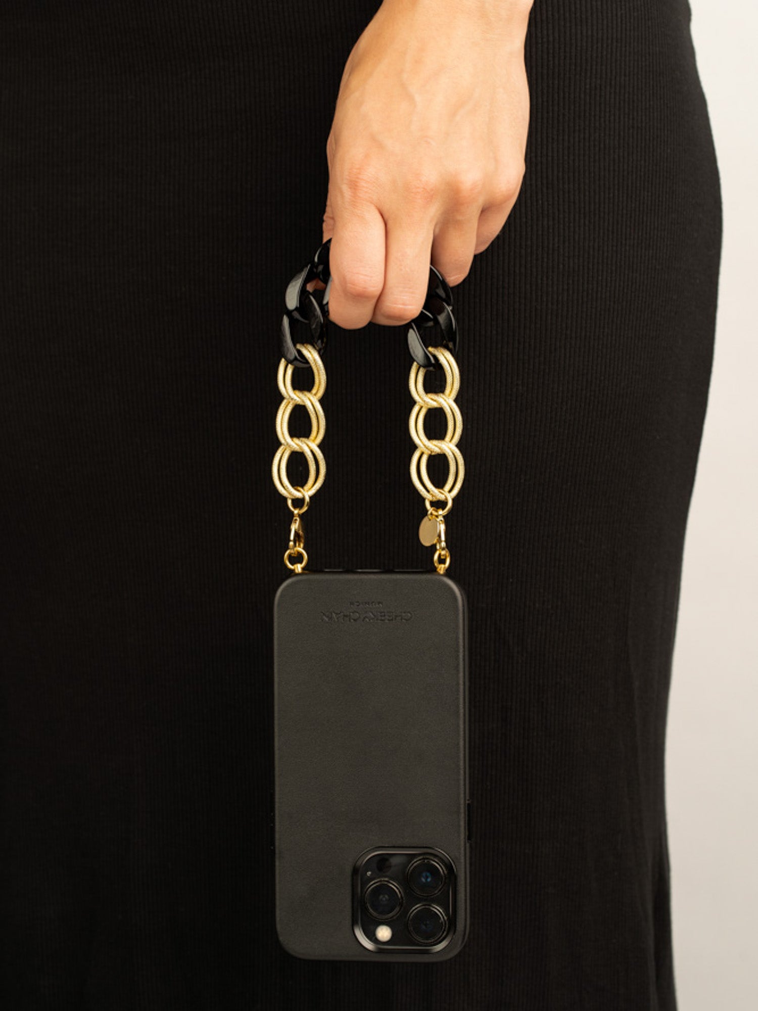 cheeky-chain-munich-handle-frida-kurze-handykette image 8