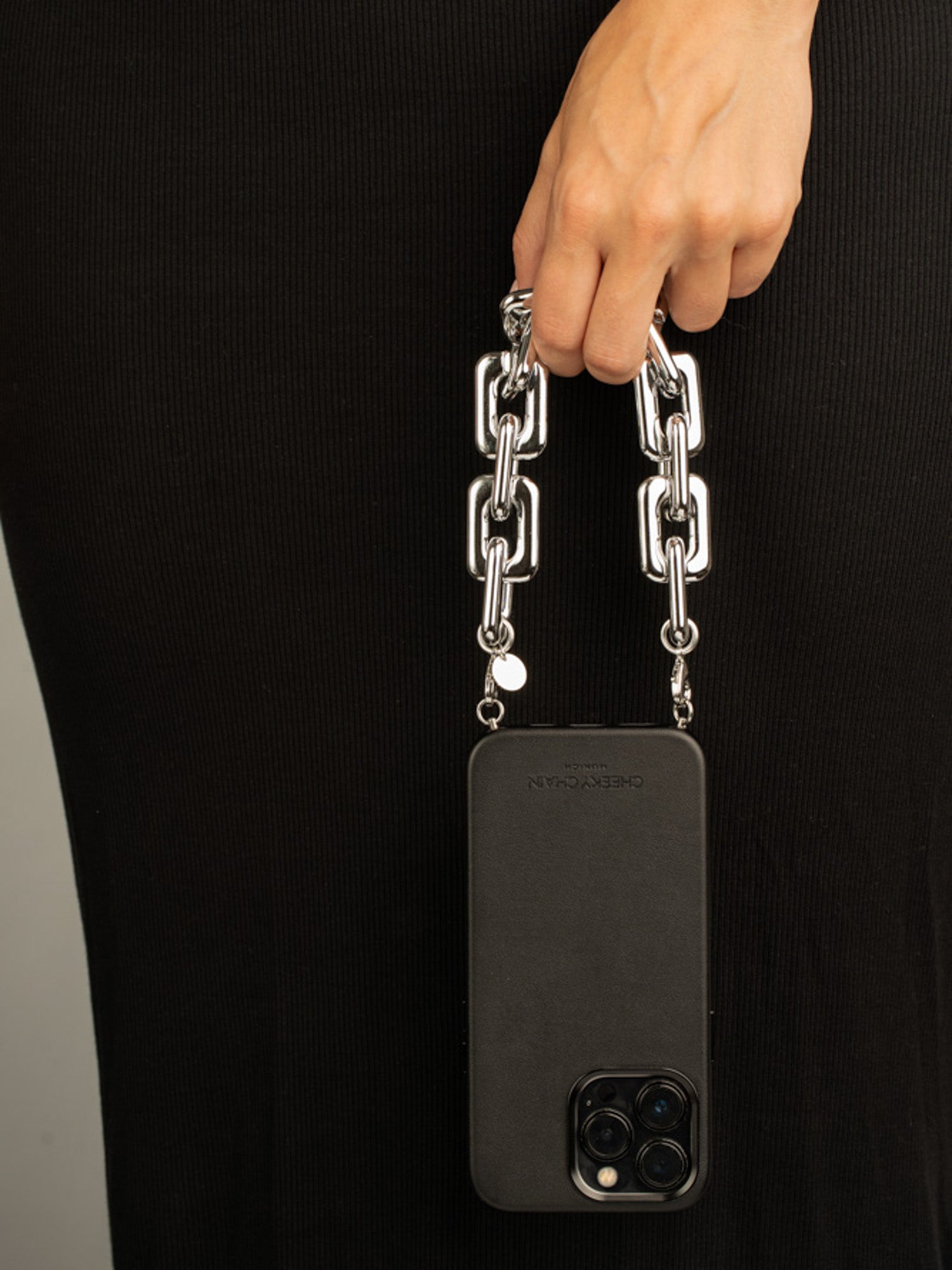 cheeky-chain-munich-handle-gold-digger-kurze-handykette image 4