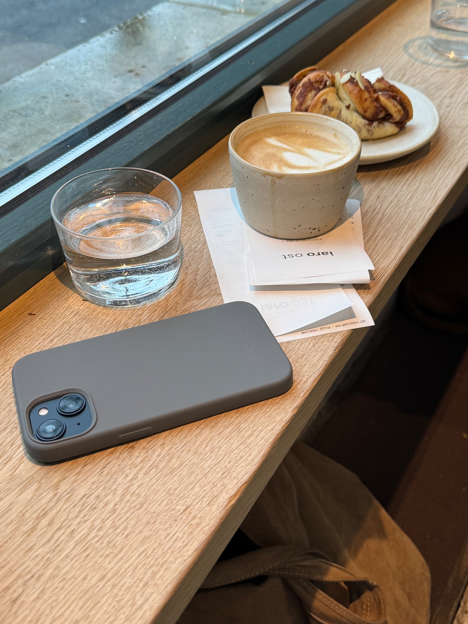 cheeky-chain-munich-silicone-case-stone-grey-silikonh-lle-f-r-iphone-13-pro image 7