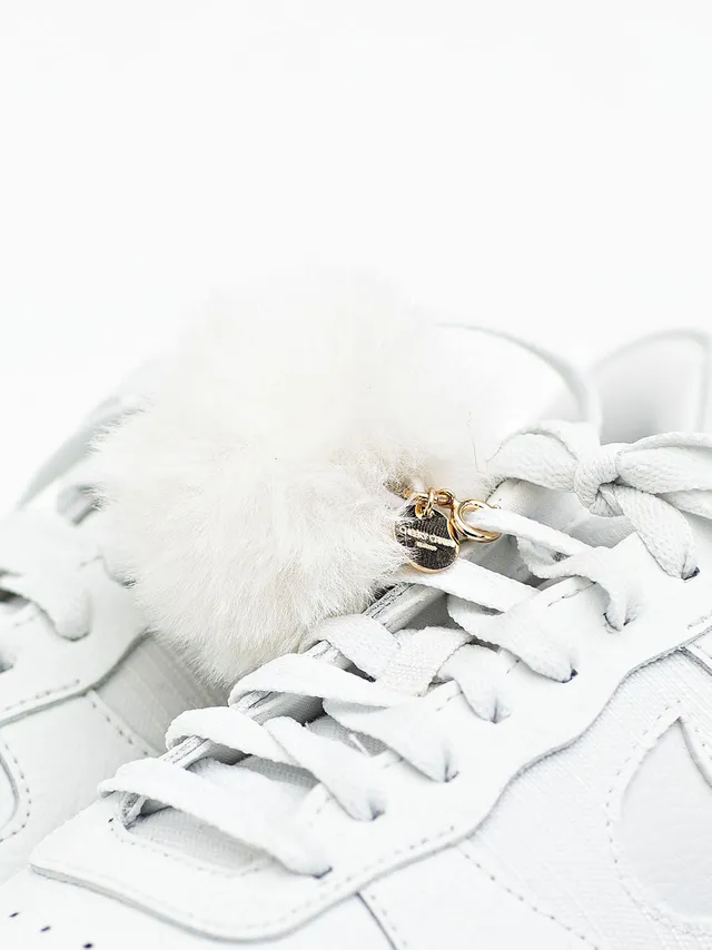 cheeky-chain-munich-sneaker-charm-pom-anh-nger-aus-fellimitat image 1