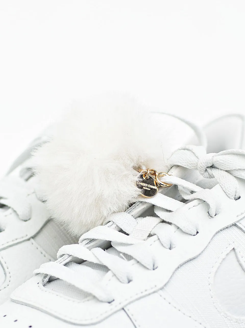 cheeky-chain-munich-sneaker-charm-pom-anh-nger-aus-fellimitat image 1