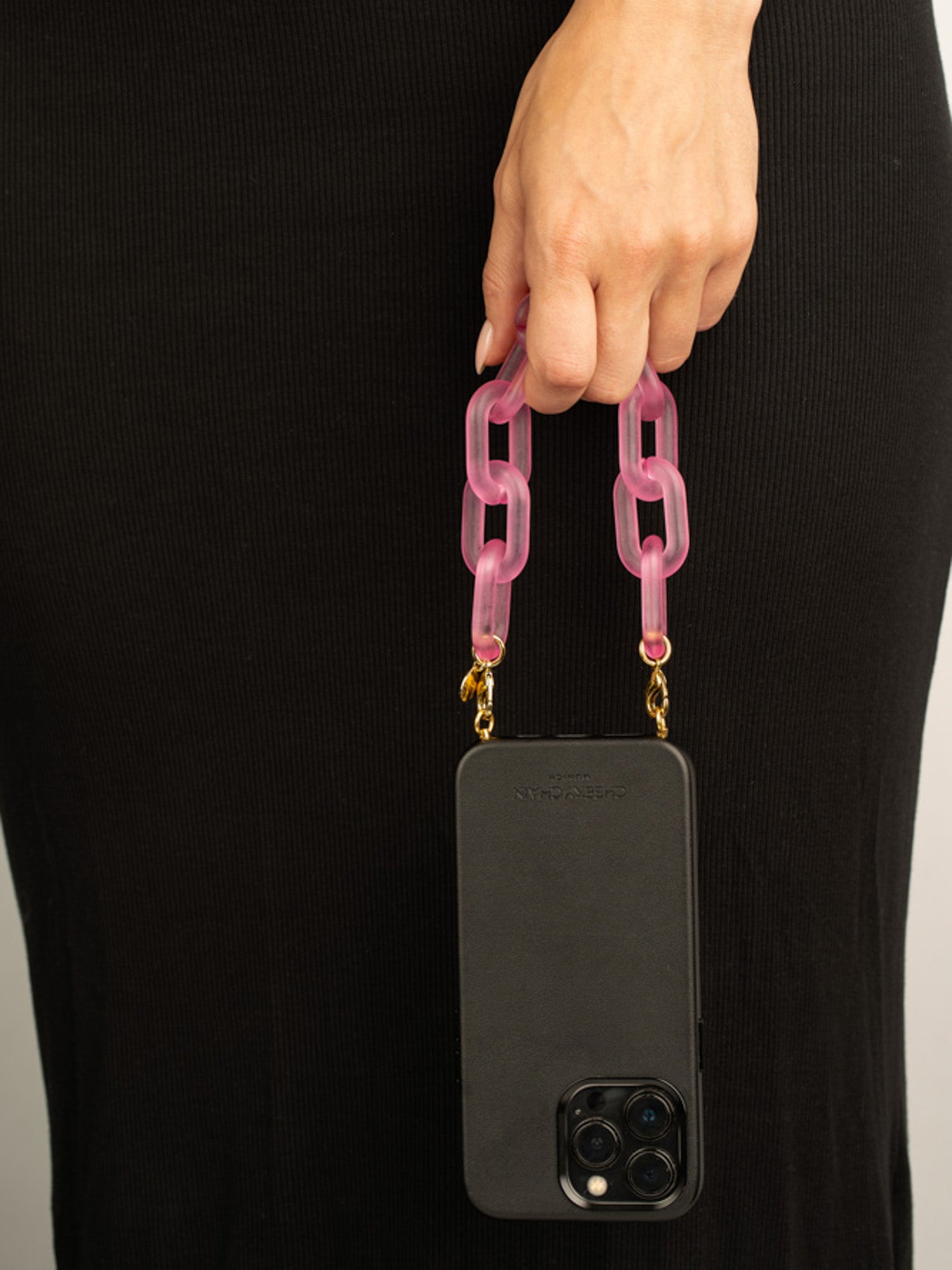cheeky-chain-munich-handle-icy-big-kurze-handykette image 2