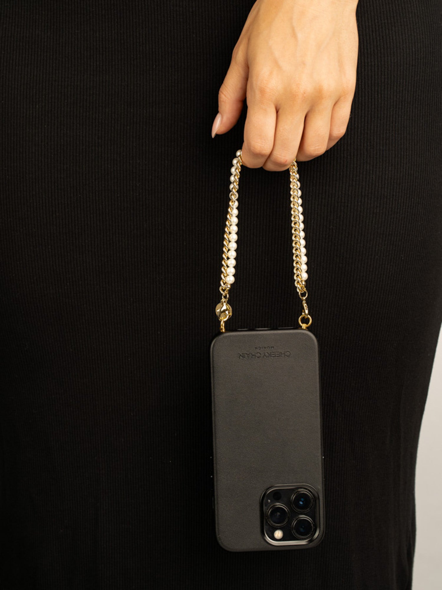 cheeky-chain-munich-handle-sia-kurze-handykette-statement image 2