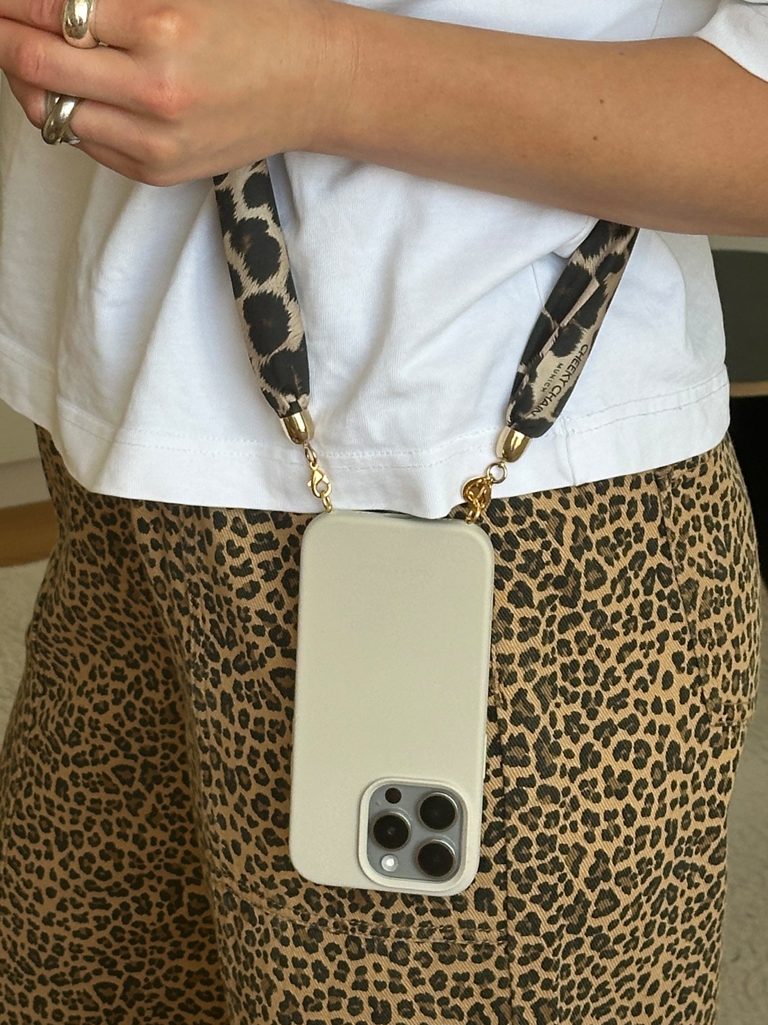cheeky-chain-munich-silicone-case-sand-iphone-16-pro image 7