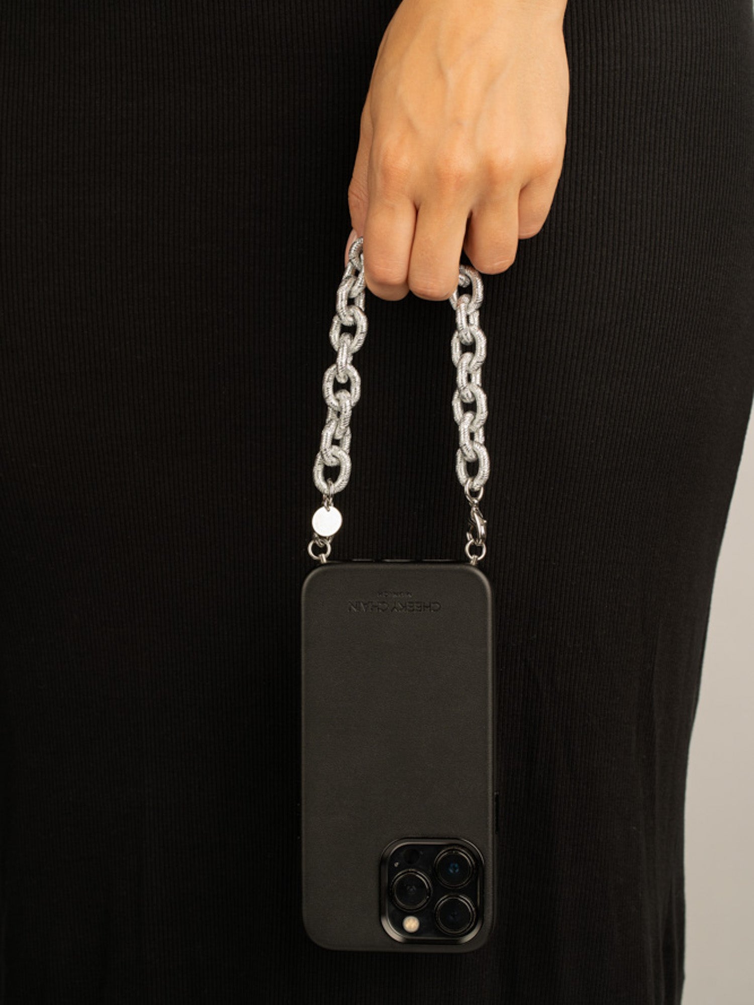cheeky-chain-munich-handle-abu-dhabi-kurze-handy-kette-aus-messing image 5