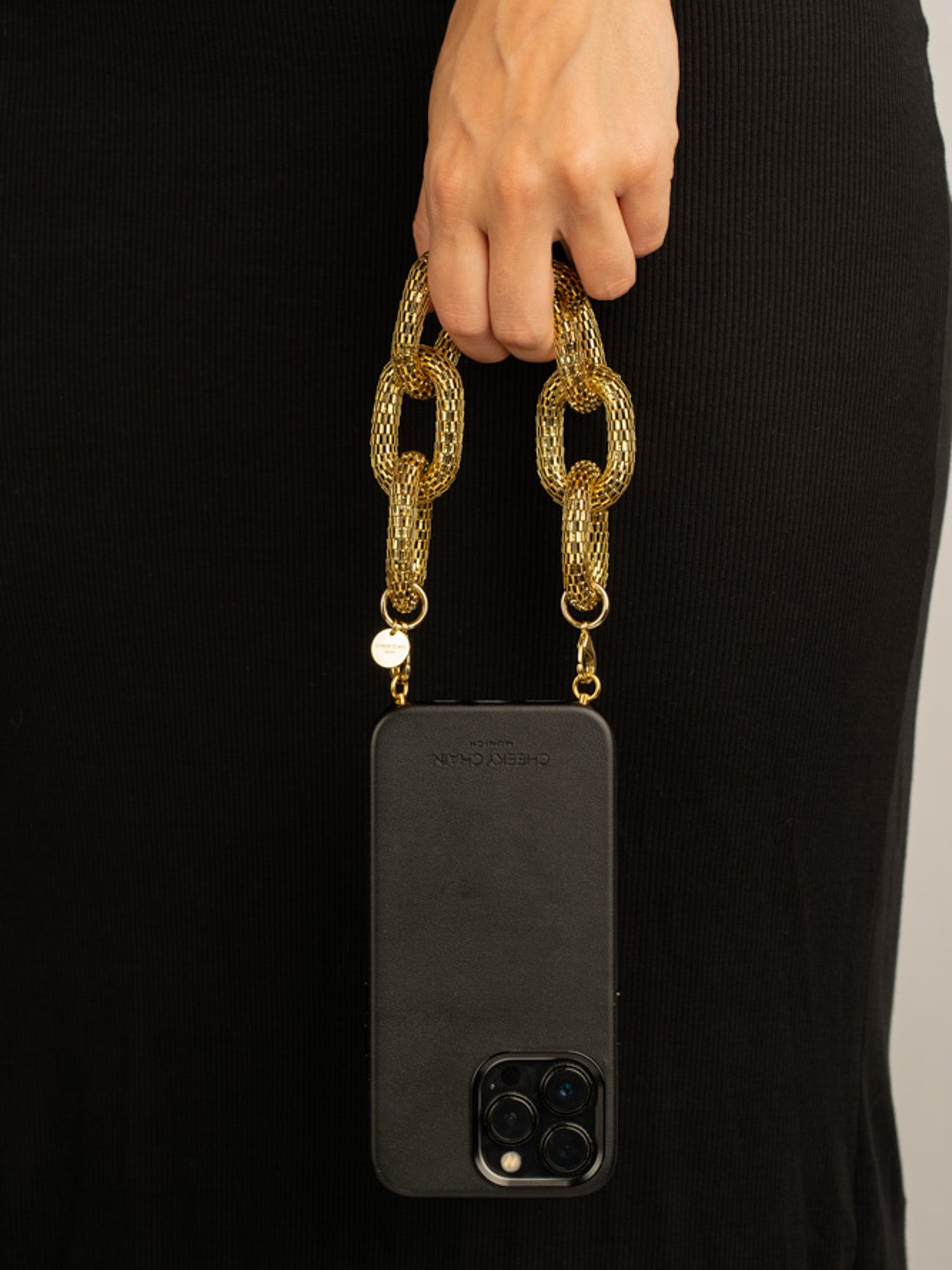 cheeky-chain-munich-handle-mesh-kurze-handykette image 2